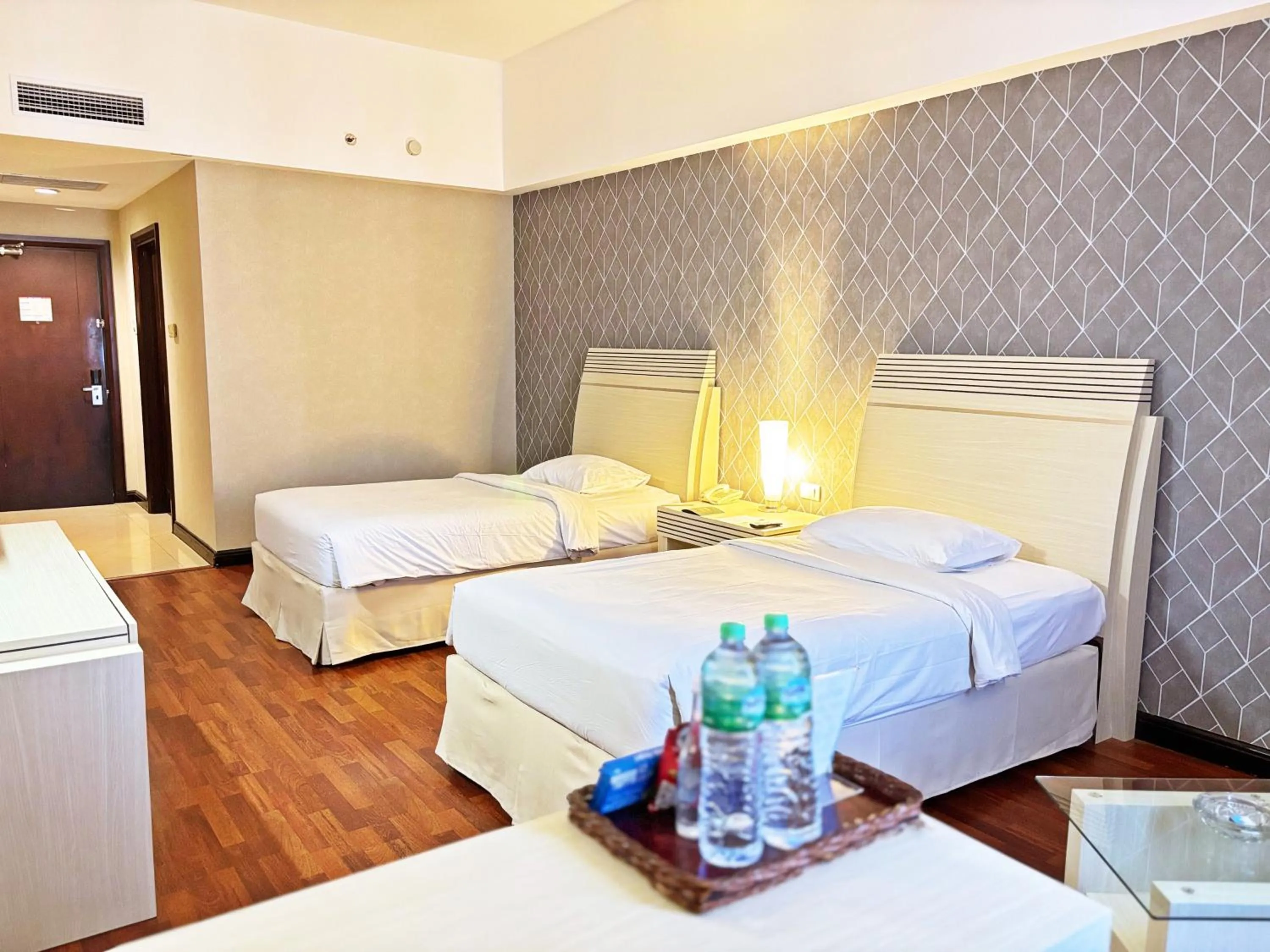 Photo of the whole room, Bed in Grand Elite Hotel Pekanbaru