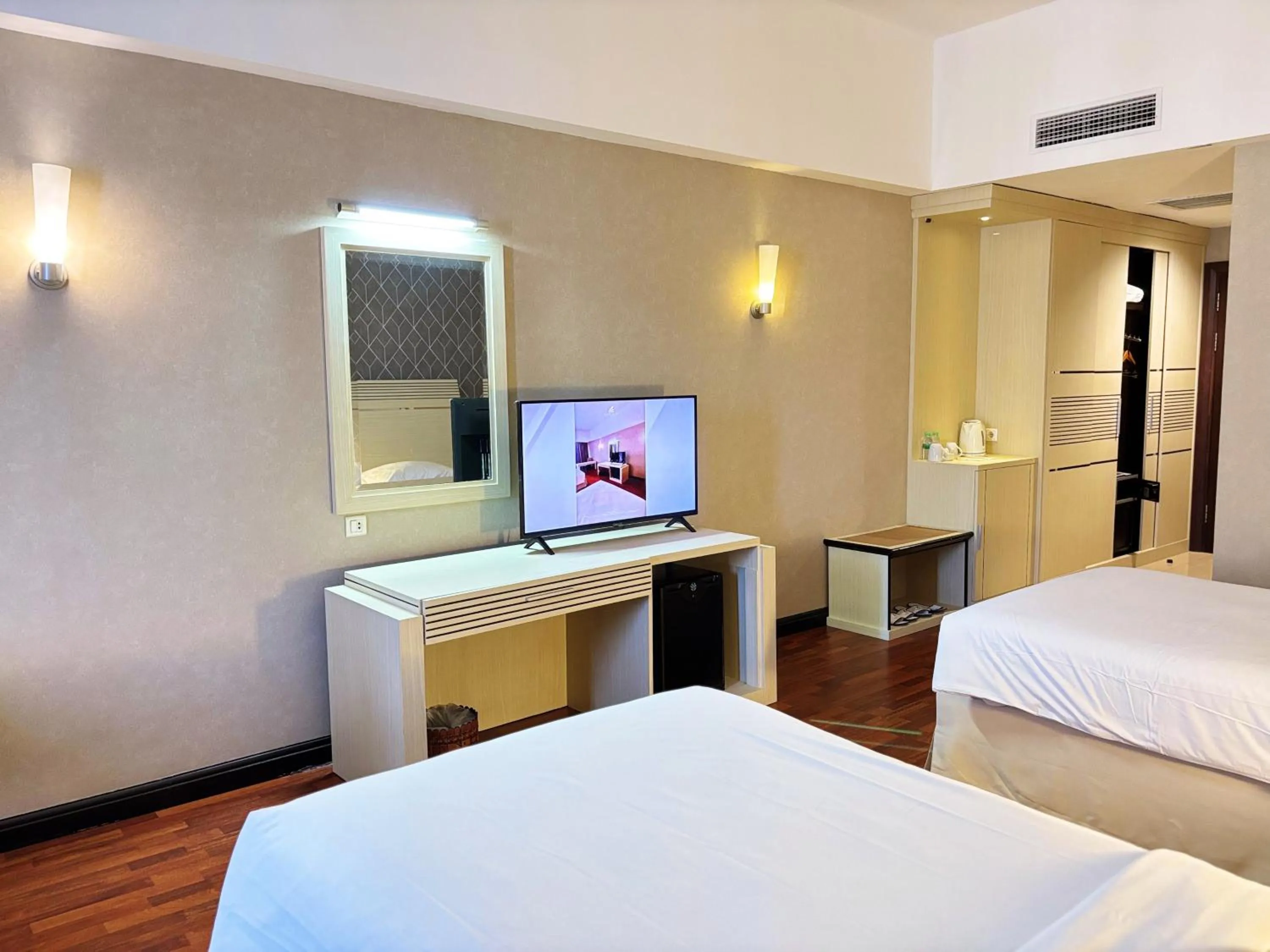 TV and multimedia, Bed in Grand Elite Hotel Pekanbaru