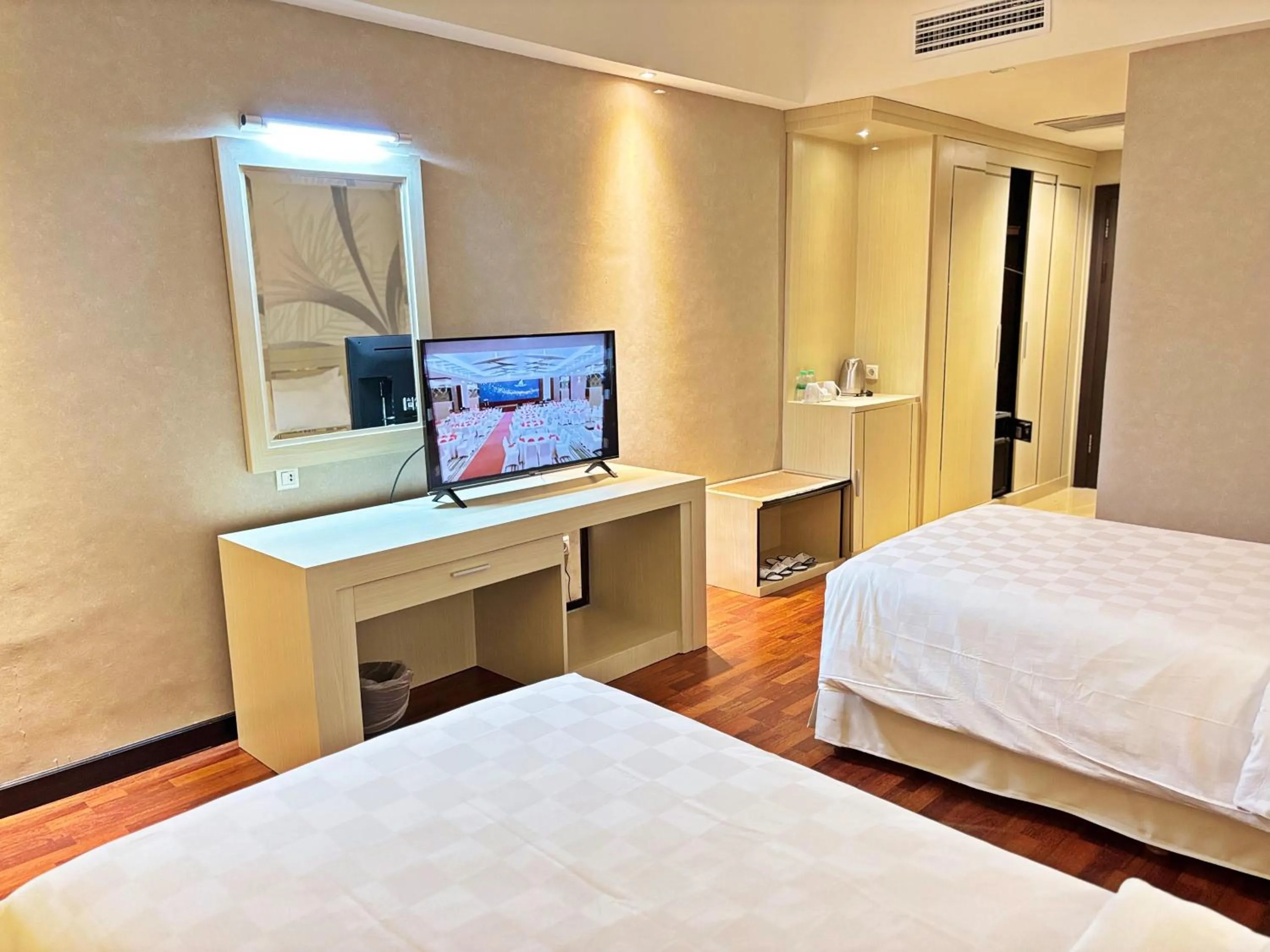 TV and multimedia, Bed in Grand Elite Hotel Pekanbaru