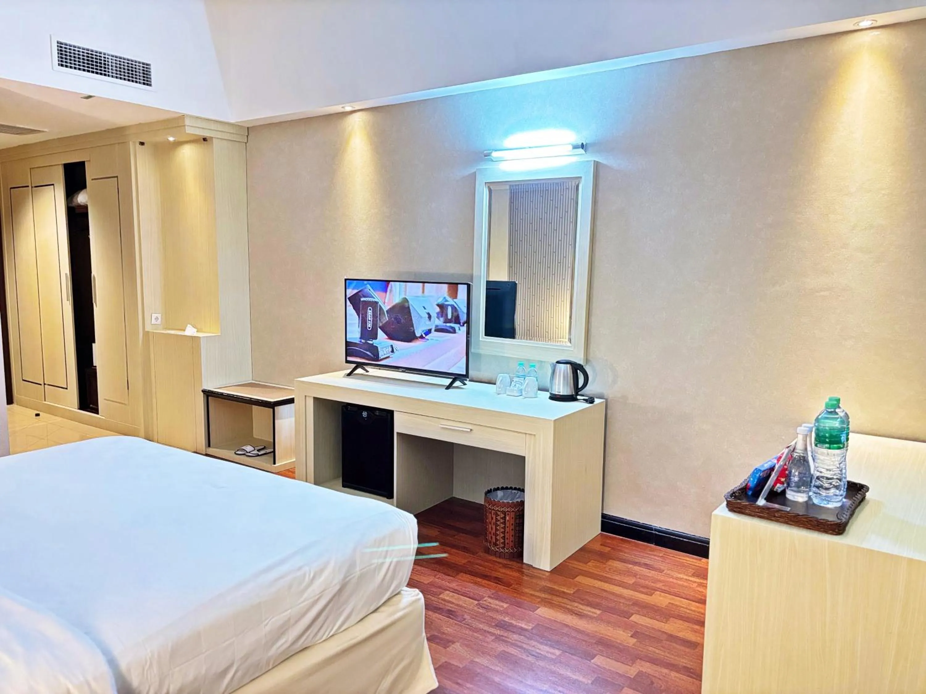 Photo of the whole room, Bed in Grand Elite Hotel Pekanbaru