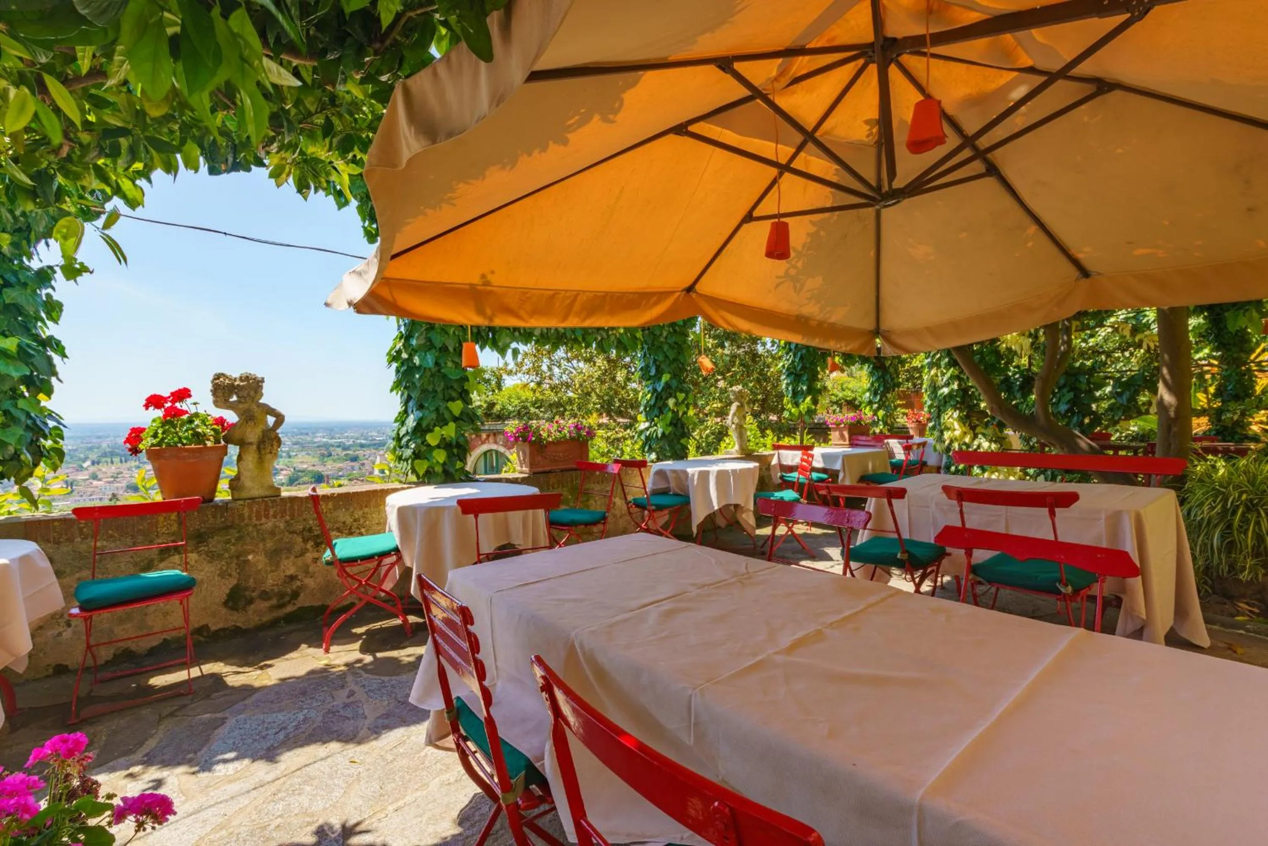 Restaurant/places to eat in Hotel Villa Sermolli