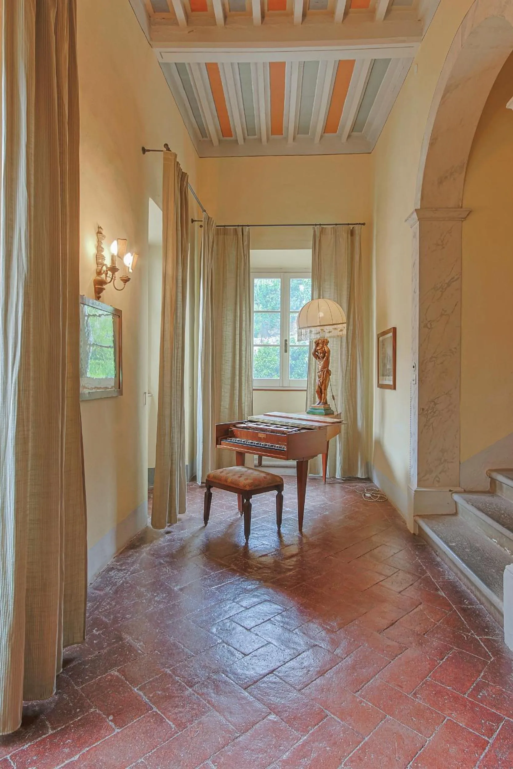 Decorative detail in Hotel Villa Sermolli