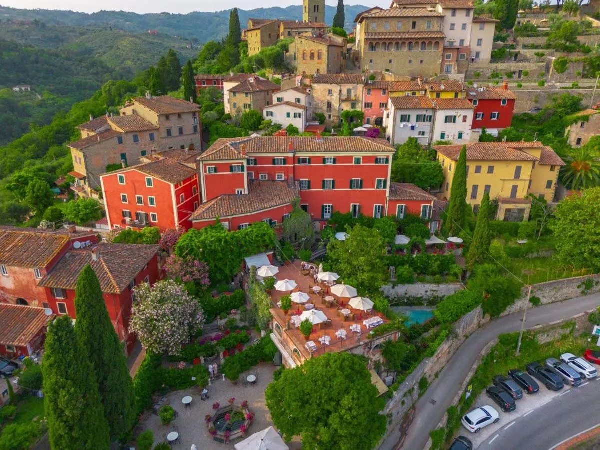 Property building in Hotel Villa Sermolli