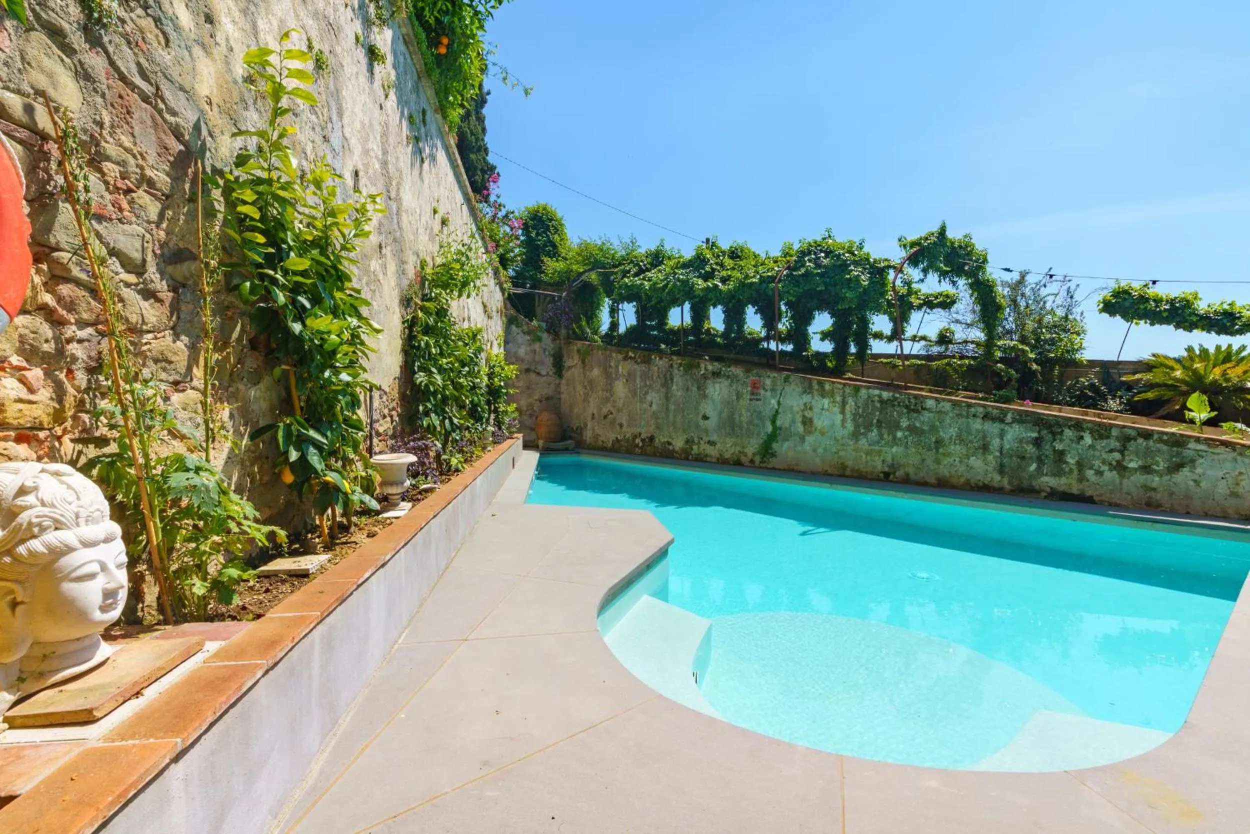 Swimming pool in Hotel Villa Sermolli