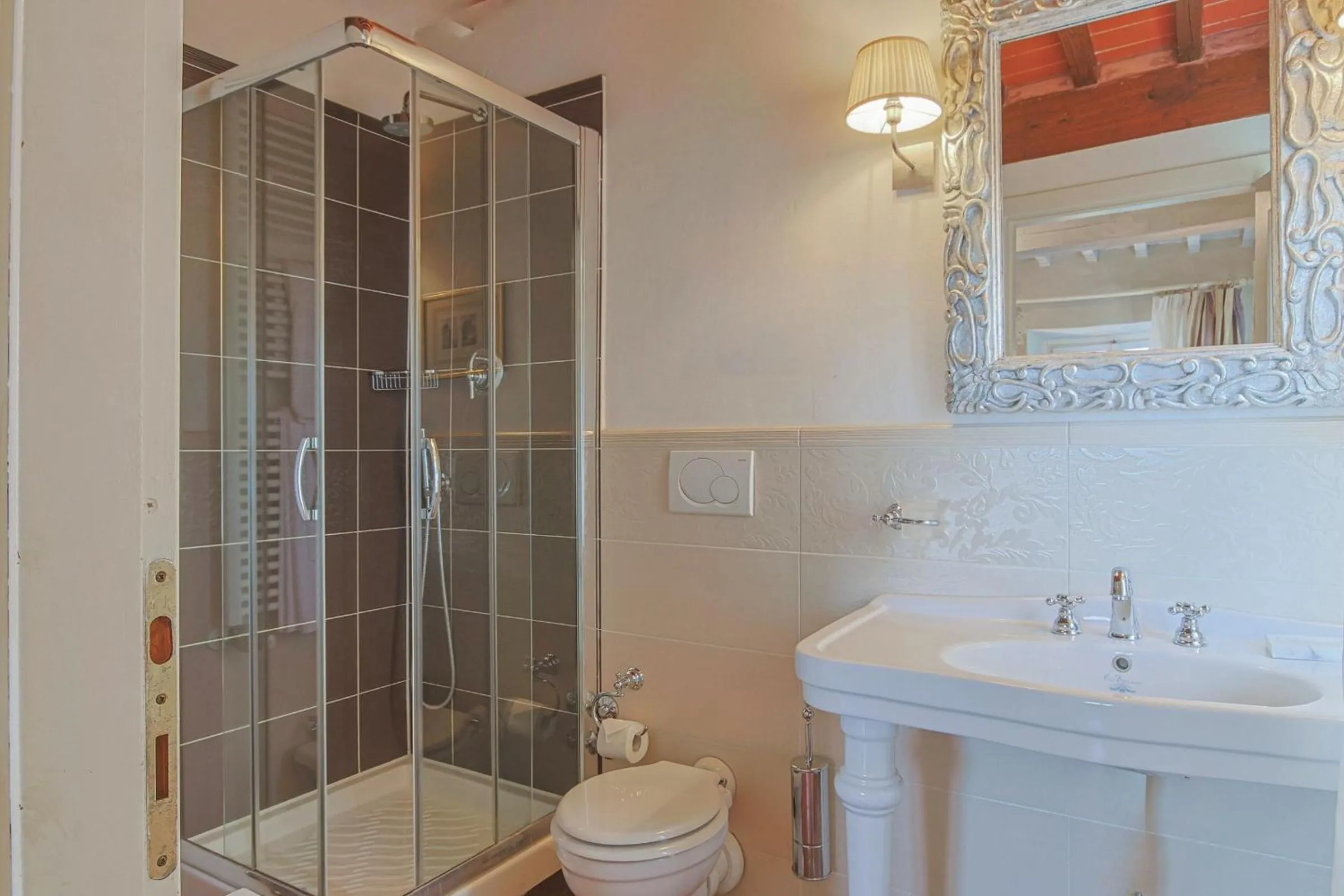 Bathroom in Hotel Villa Sermolli