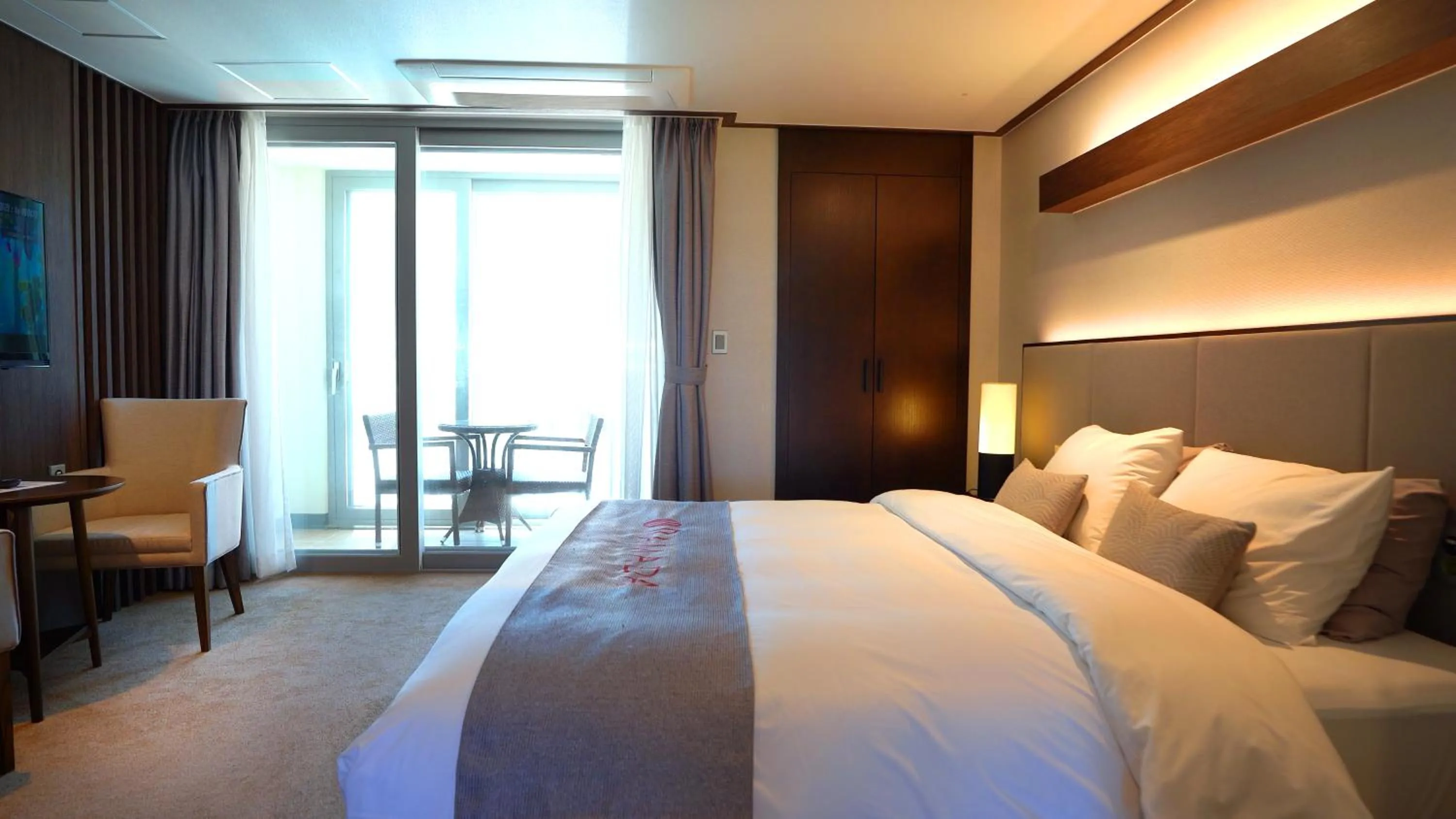 Photo of the whole room, Bed in Ramada Hotel & Suite by Wyndham Gangwon Pyeongchang