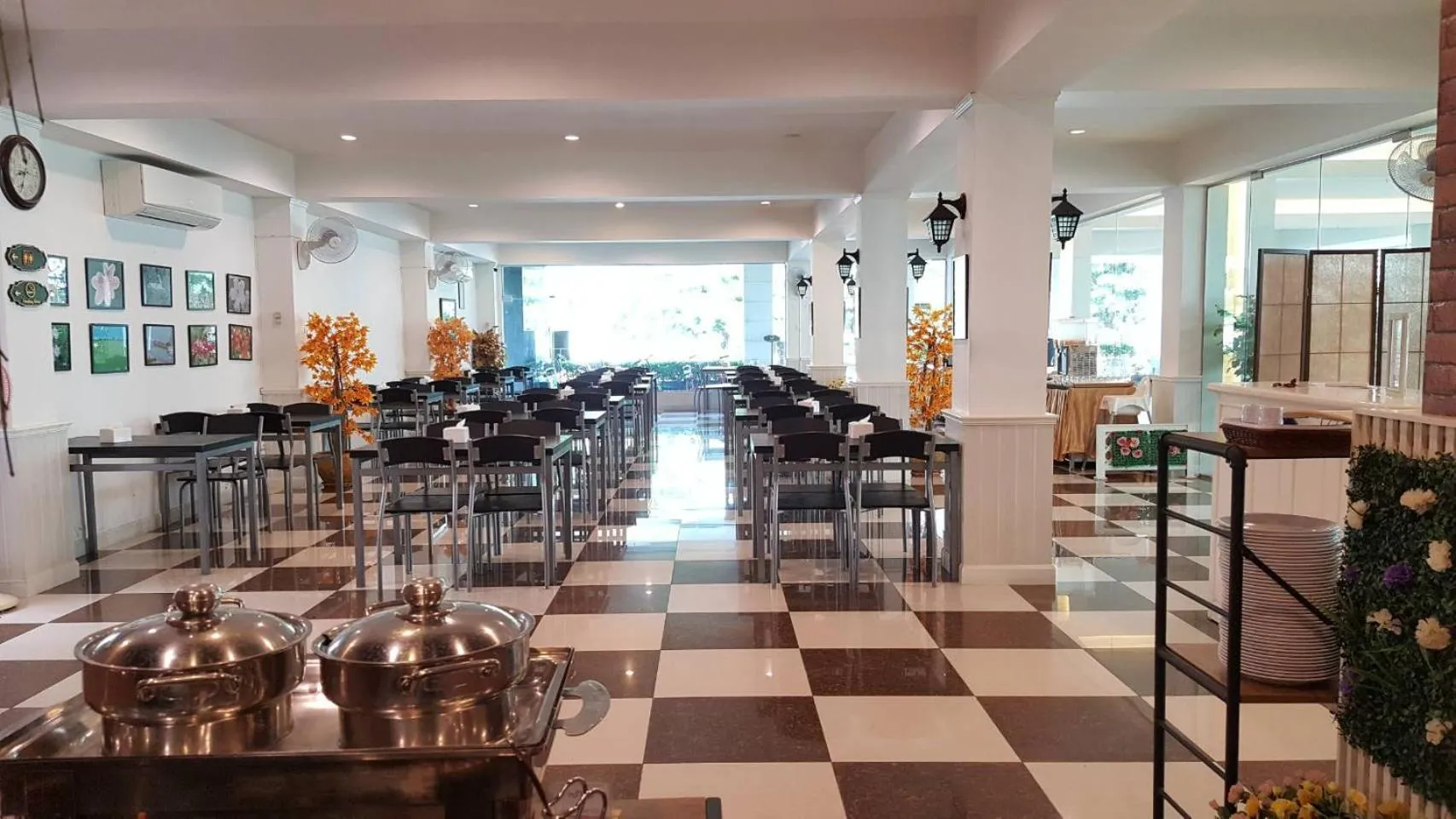 Restaurant/places to eat in Gallery Lake View Hotel