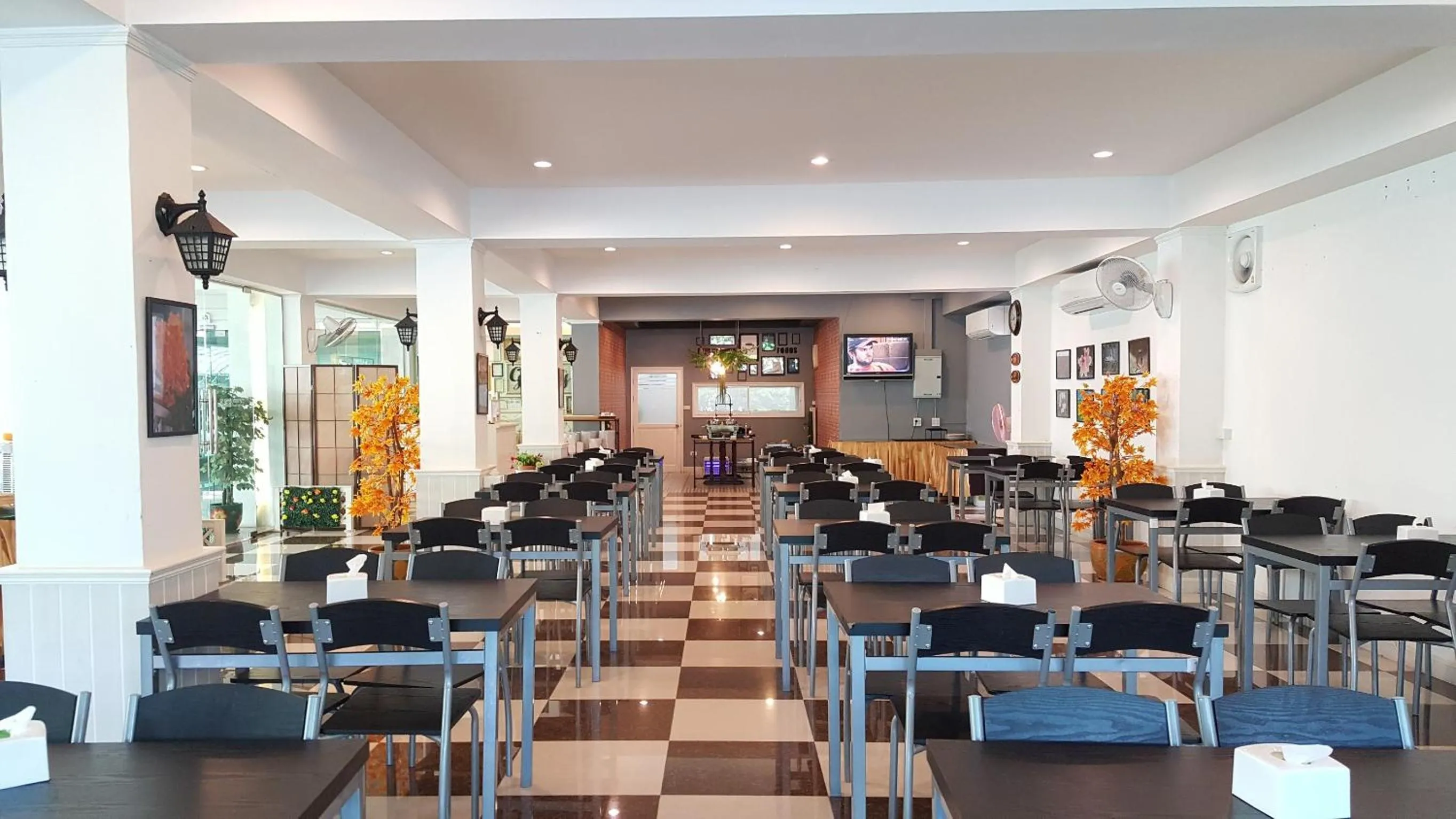 Restaurant/places to eat in Gallery Lake View Hotel