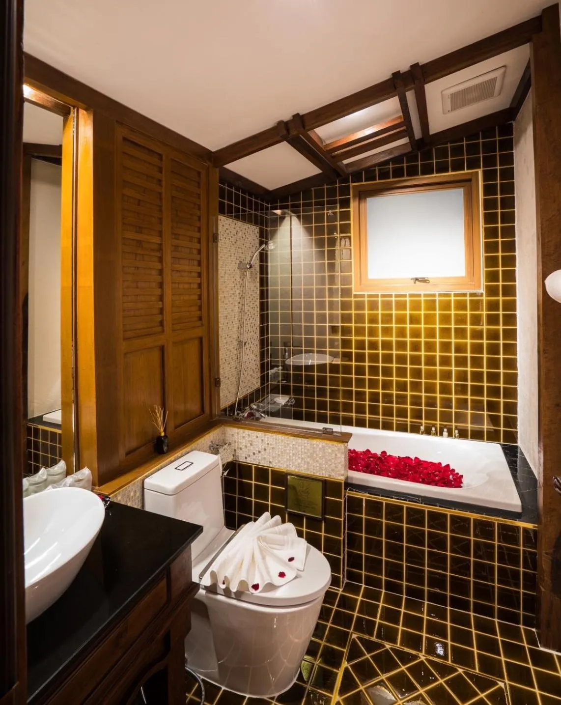 Shower in Phra Singh Village