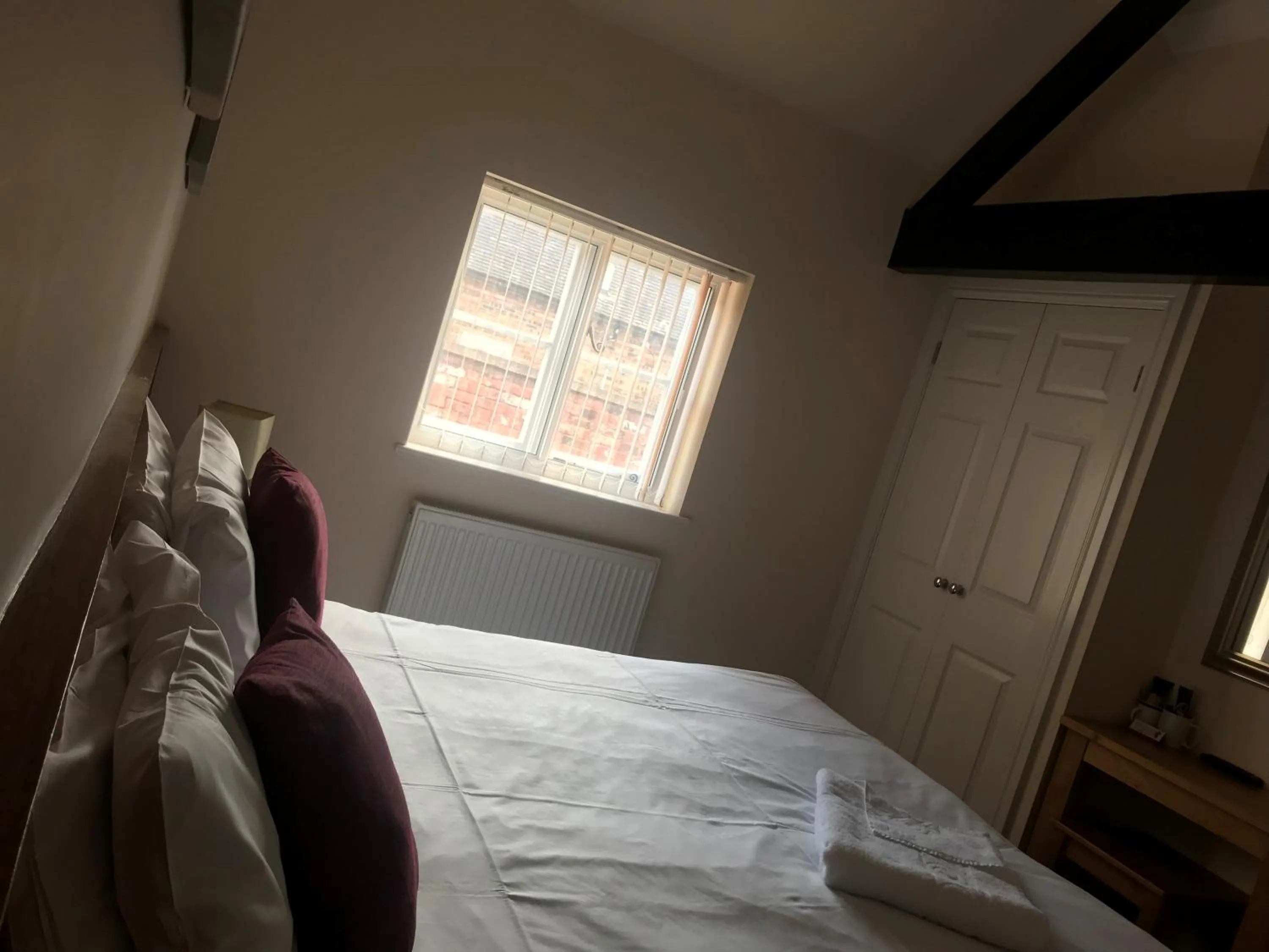 Bedroom, Bed in The Atherstone Red Lion Hotel