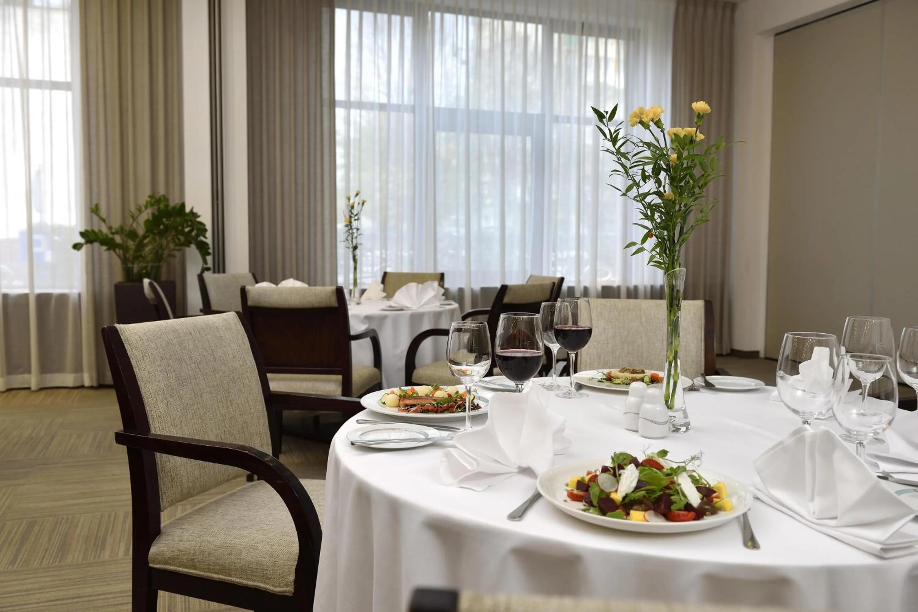 Restaurant/places to eat in City Hotel