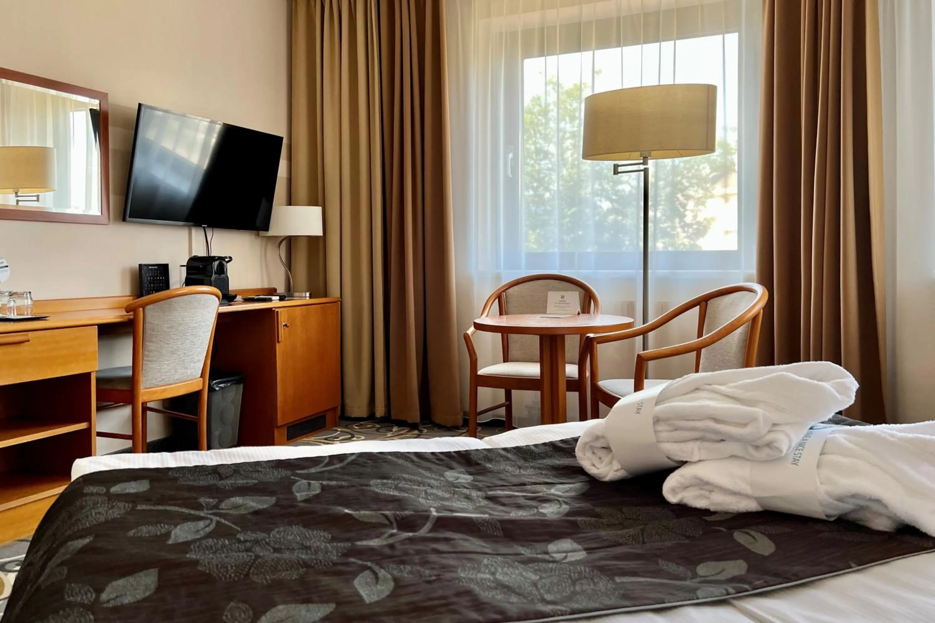 Photo of the whole room, Bed in City Hotel