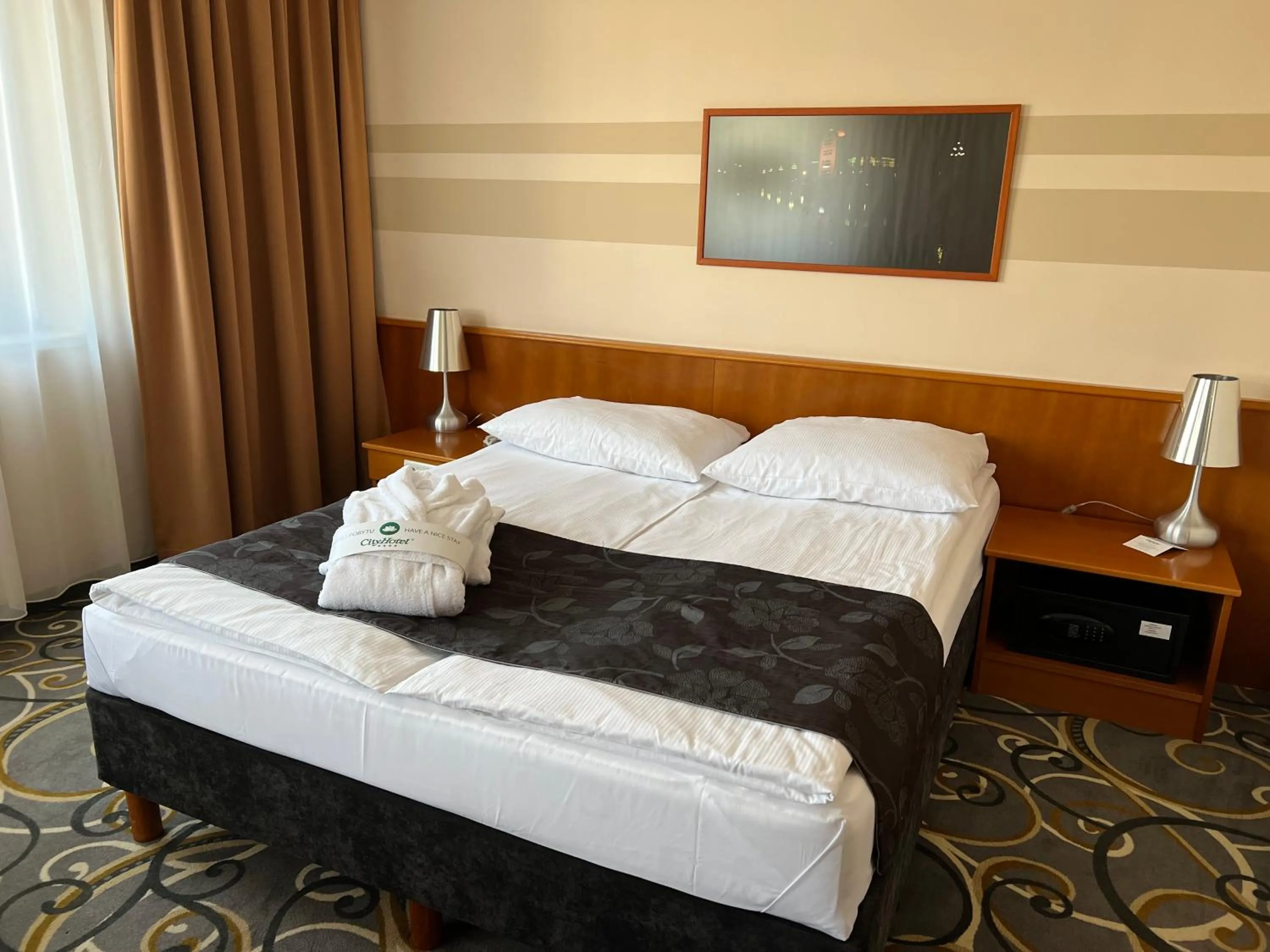 Bedroom, Bed in City Hotel