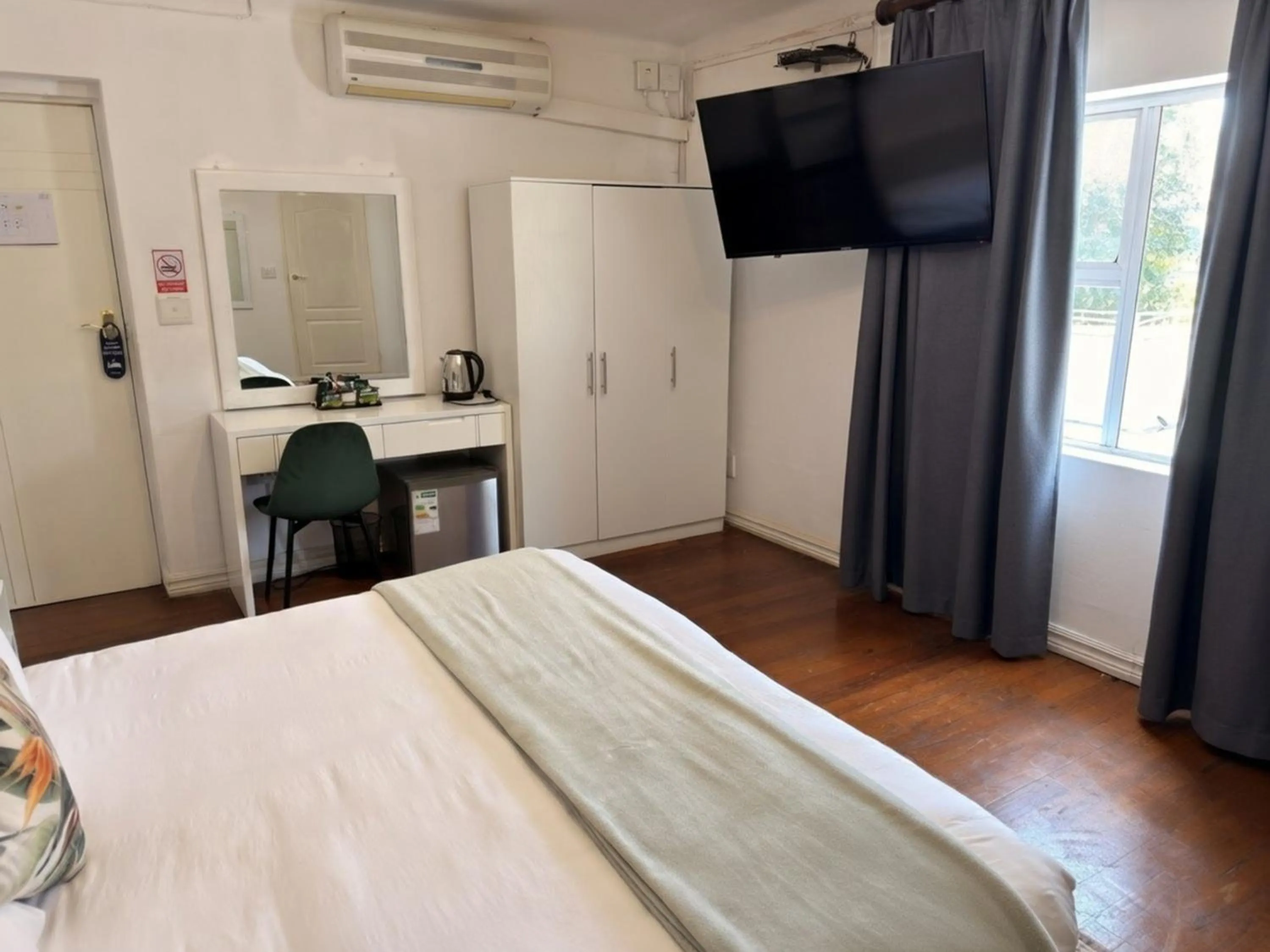 Bedroom, Bed in Lido Hotel