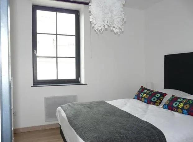 Photo of the whole room, Bed in Les Mini-lofts de Paul et Virginie