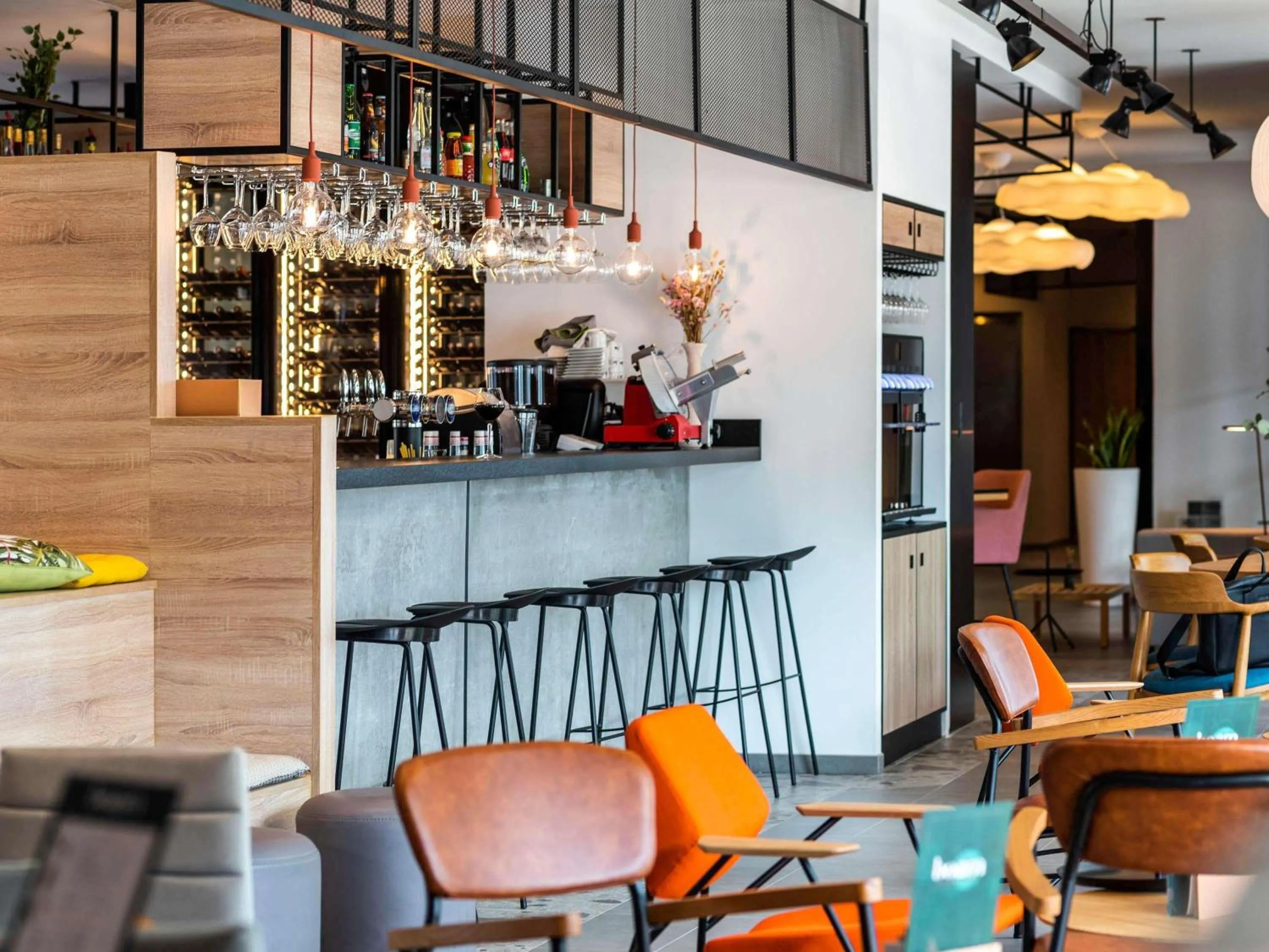 Lounge or bar in ibis Lyon Sud Oullins