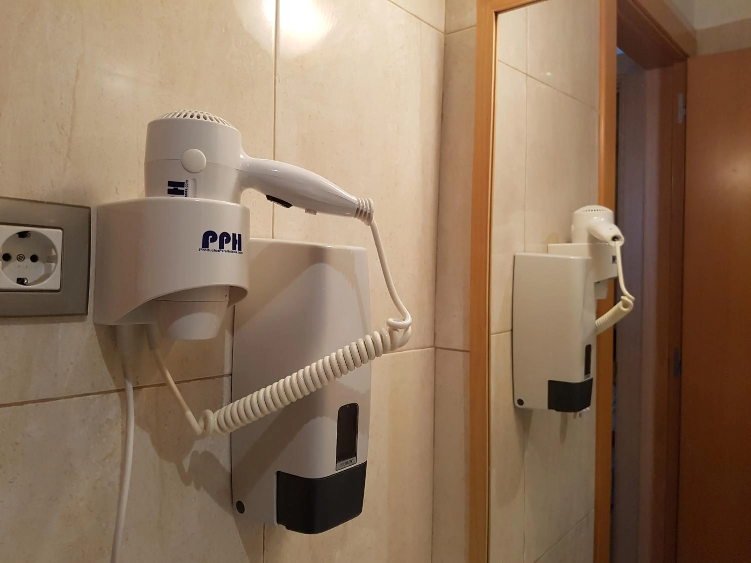 Single Room in Hostal LK Barcelona