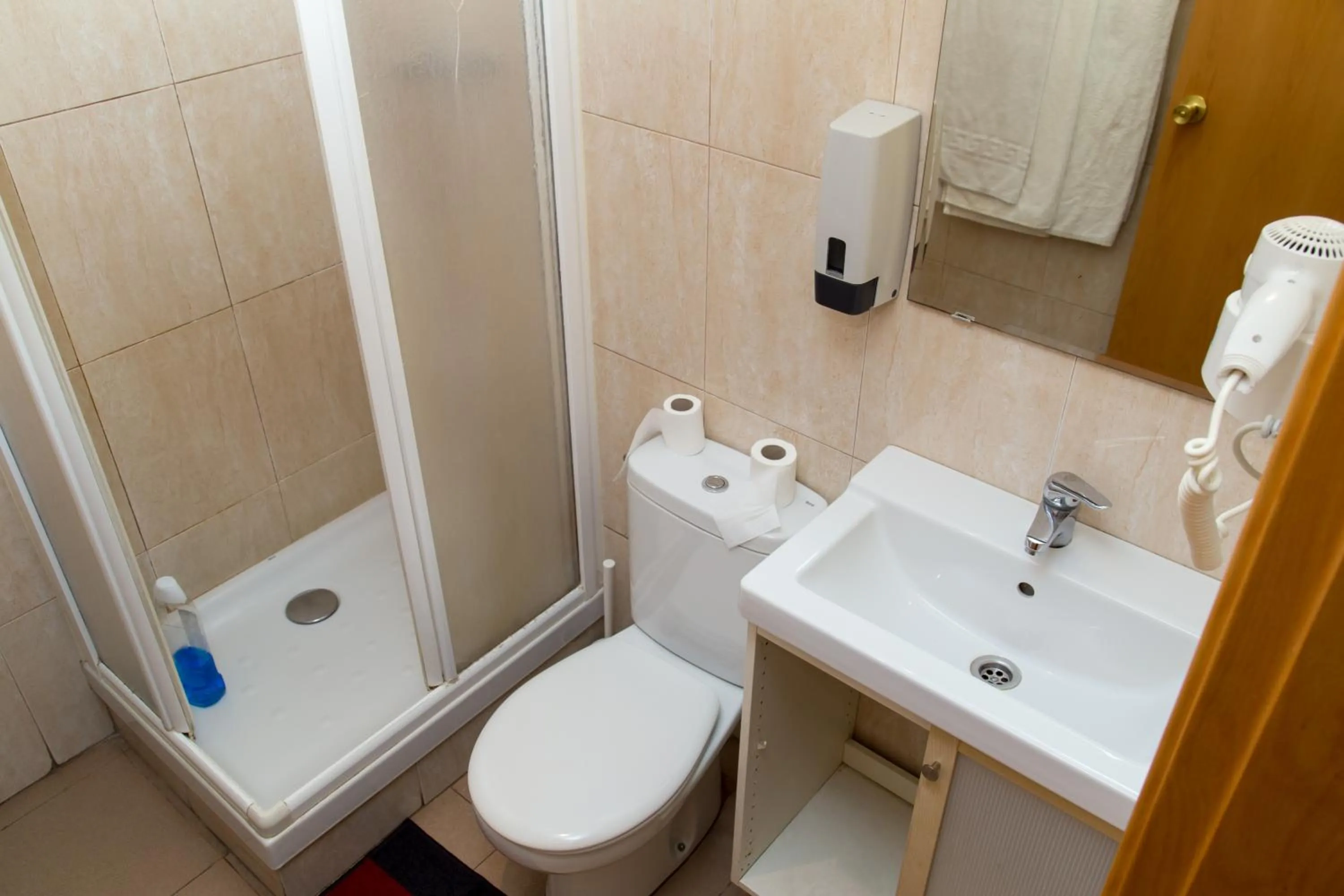 Single Room in Hostal LK Barcelona