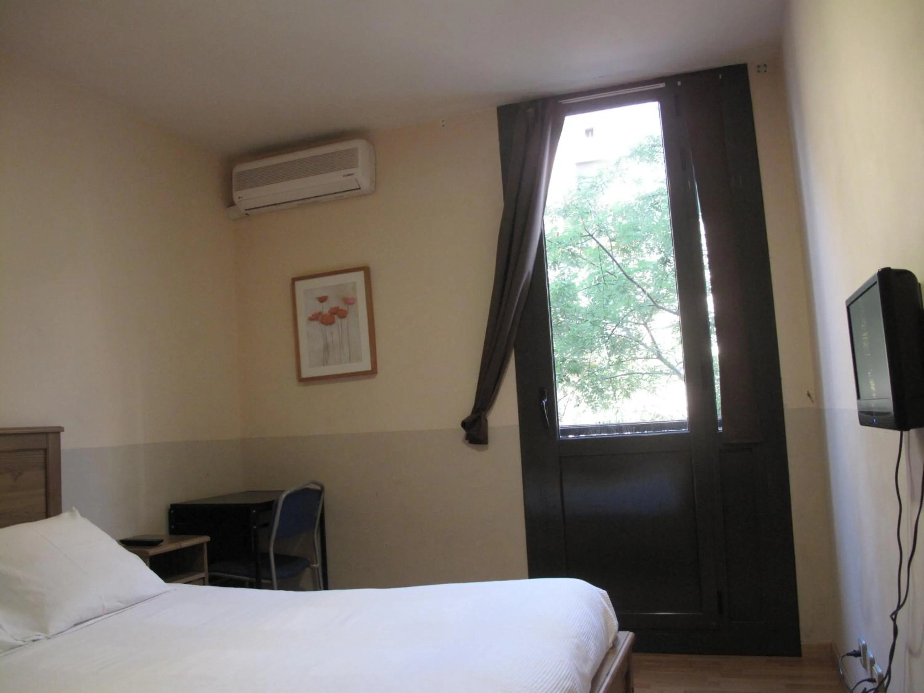 Single Room in Hostal LK Barcelona