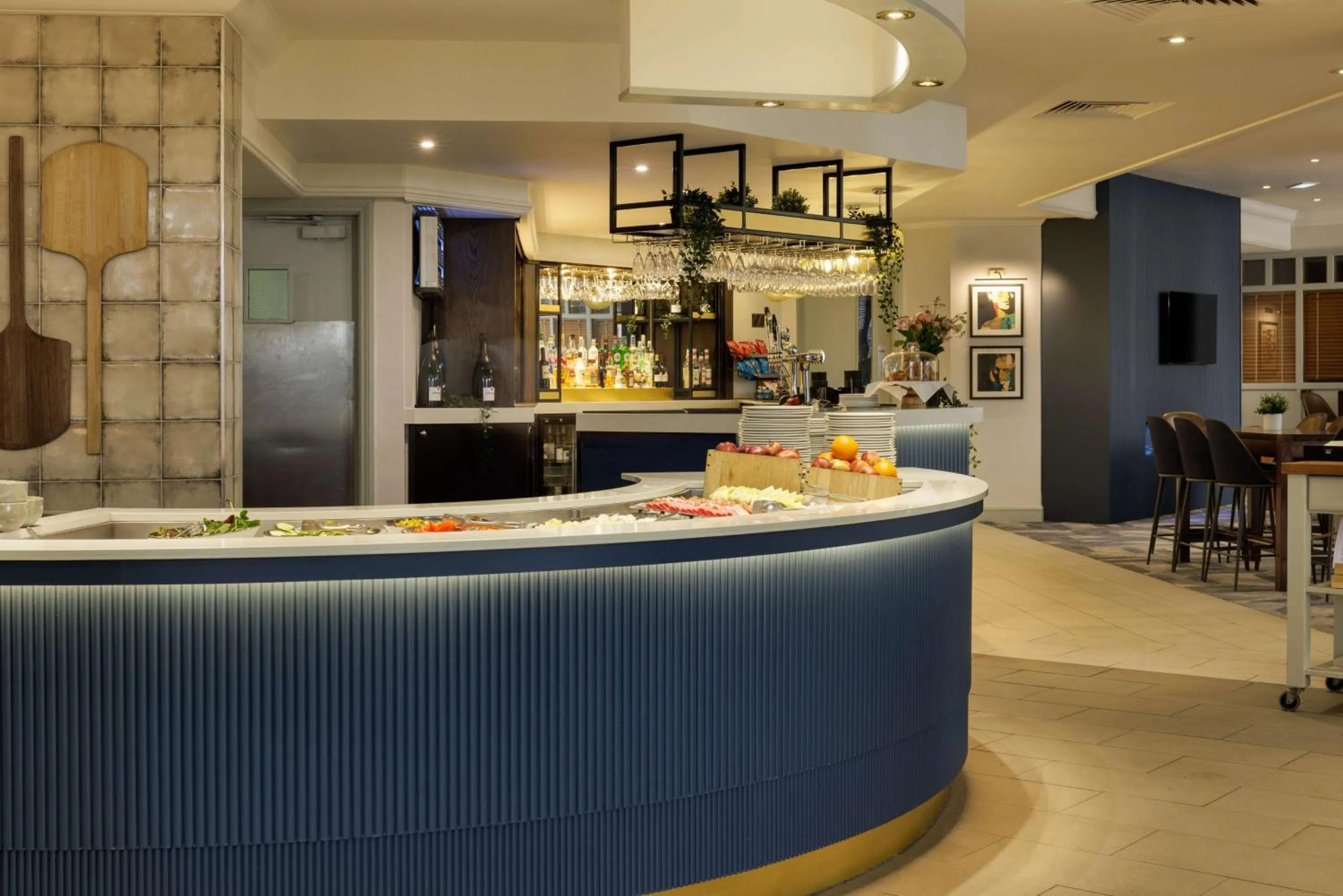 Lounge or bar in DoubleTree by Hilton Manchester Airport