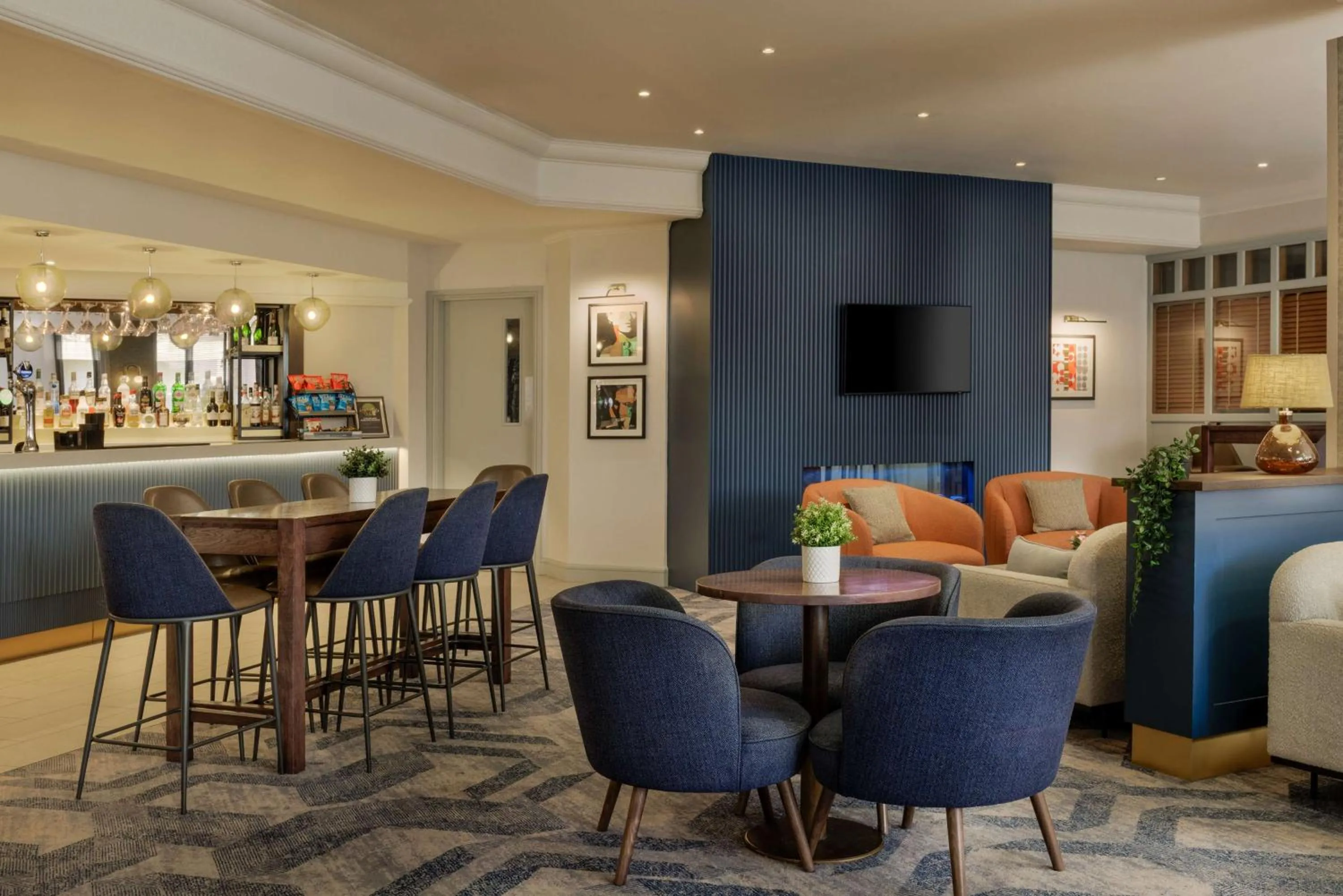 Lounge or bar in DoubleTree by Hilton Manchester Airport