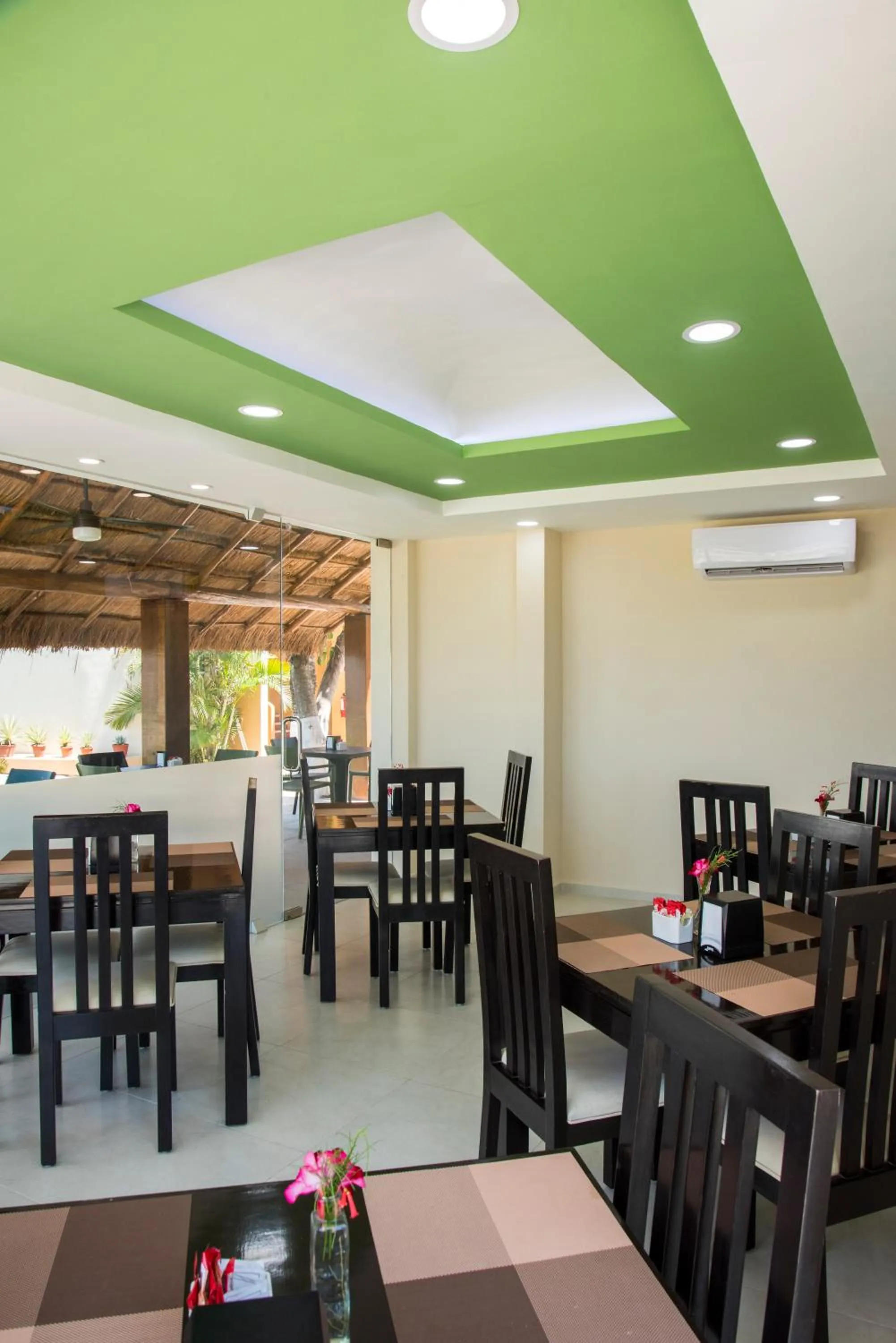 Restaurant/places to eat in Tecnohotel Mérida Norte