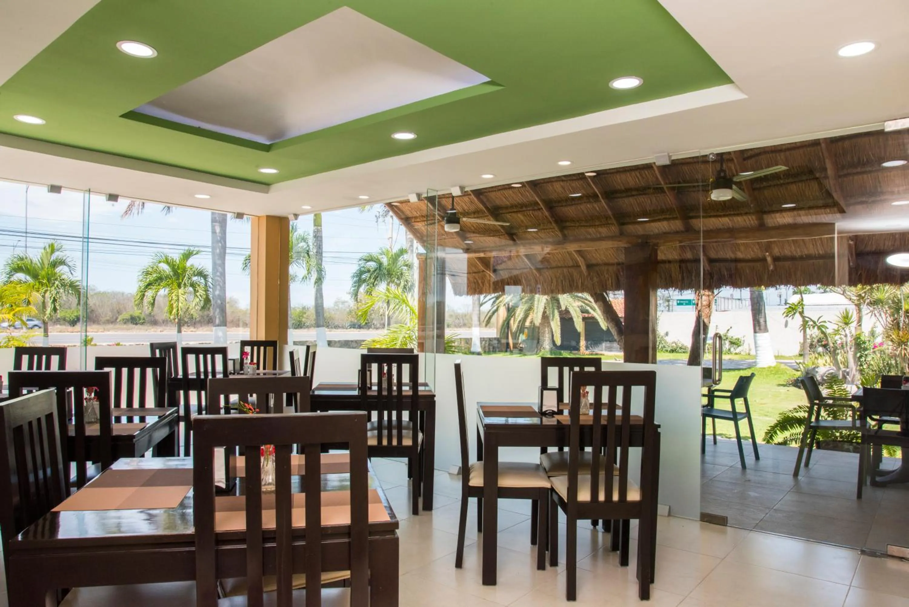 Restaurant/places to eat in Tecnohotel Mérida Norte