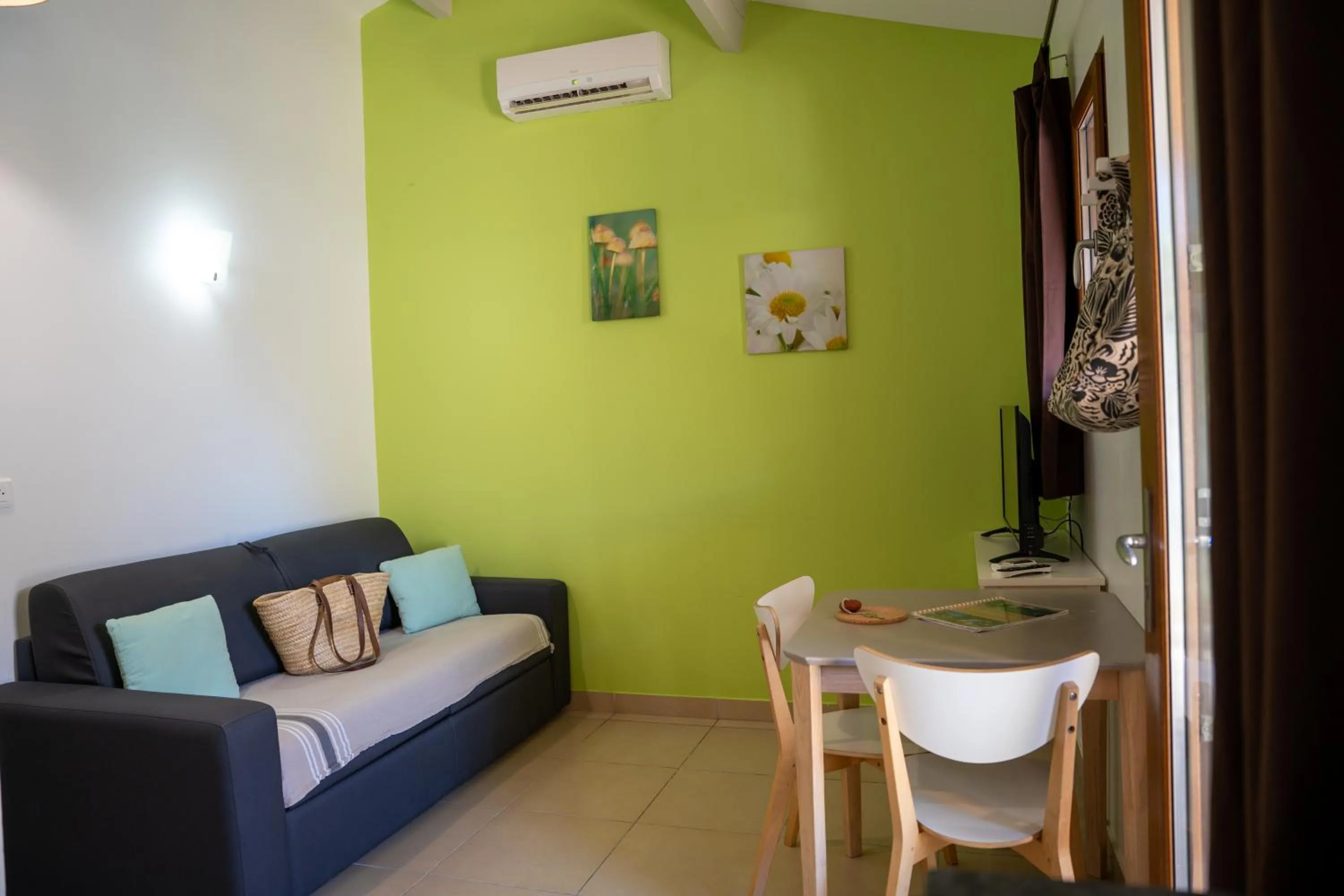 Living room, Bed in Résidence Sophia