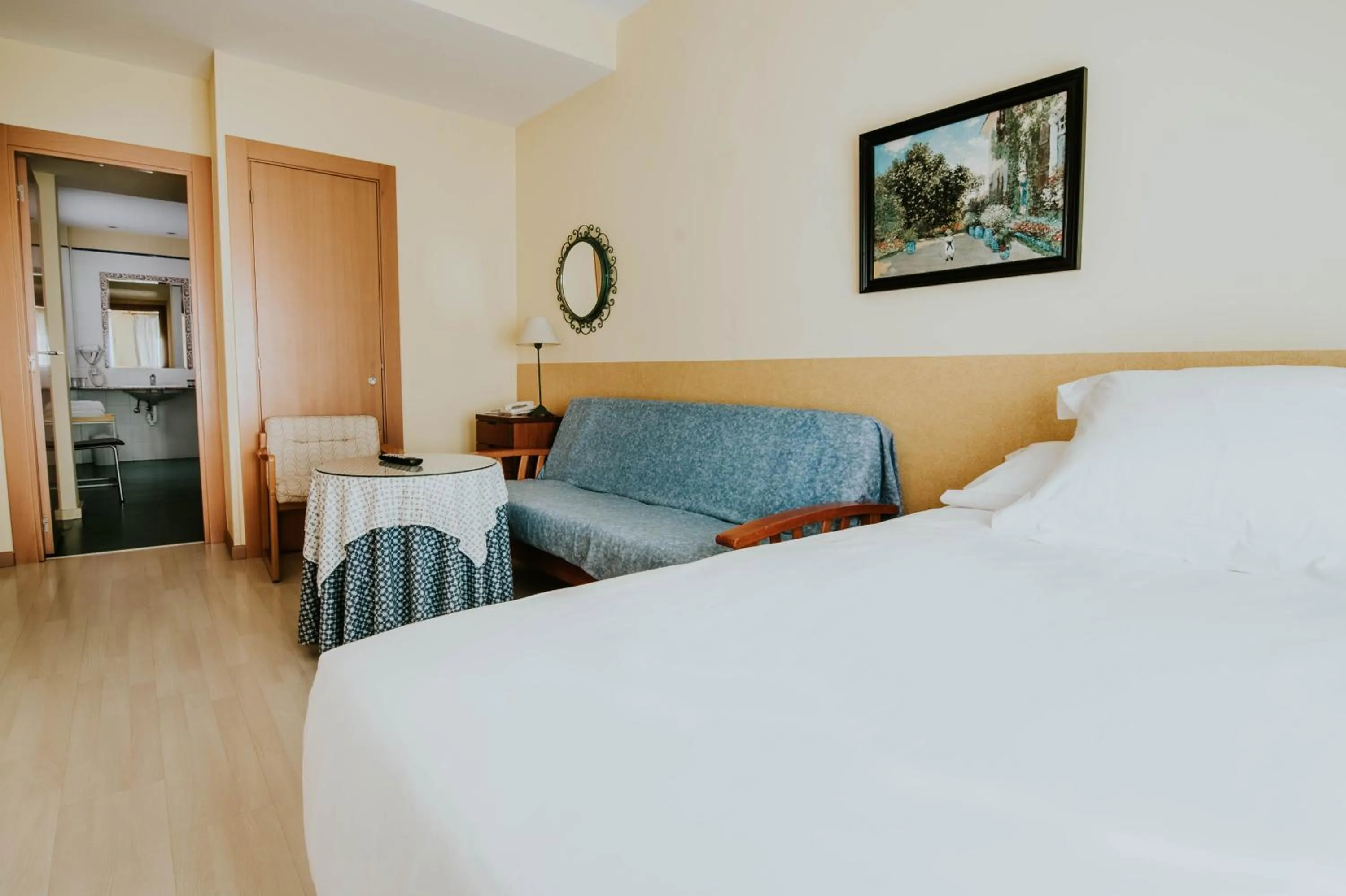 Living room, Bed in Hotel Isasa