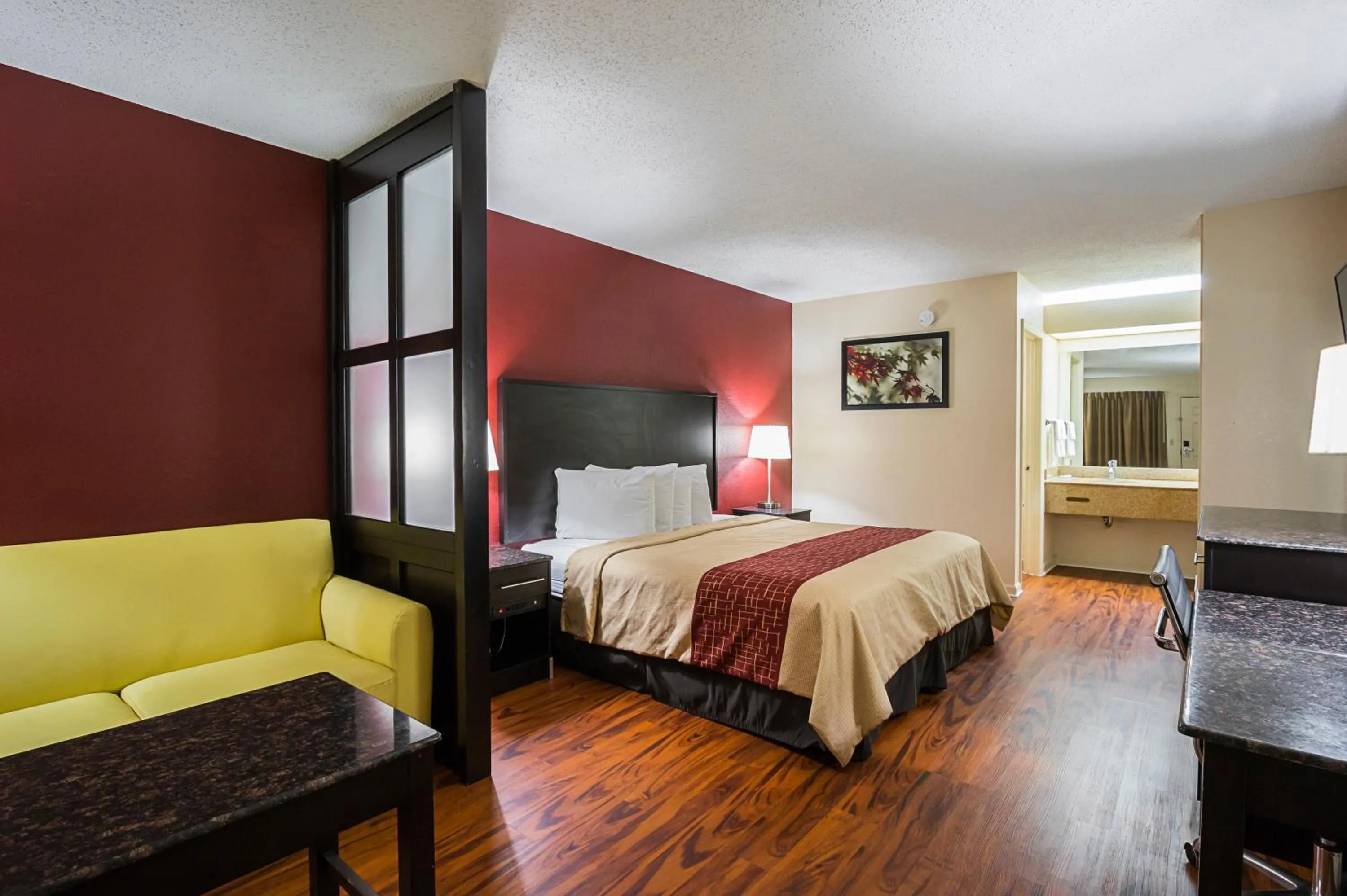 Photo of the whole room, Bed in Red Roof Inn & Suites Scottsboro