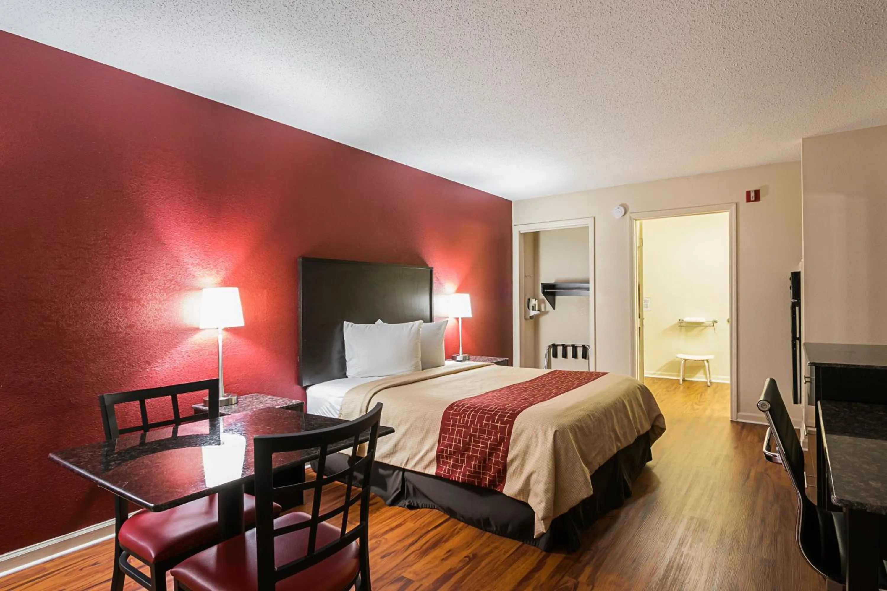 Photo of the whole room, Bed in Red Roof Inn & Suites Scottsboro