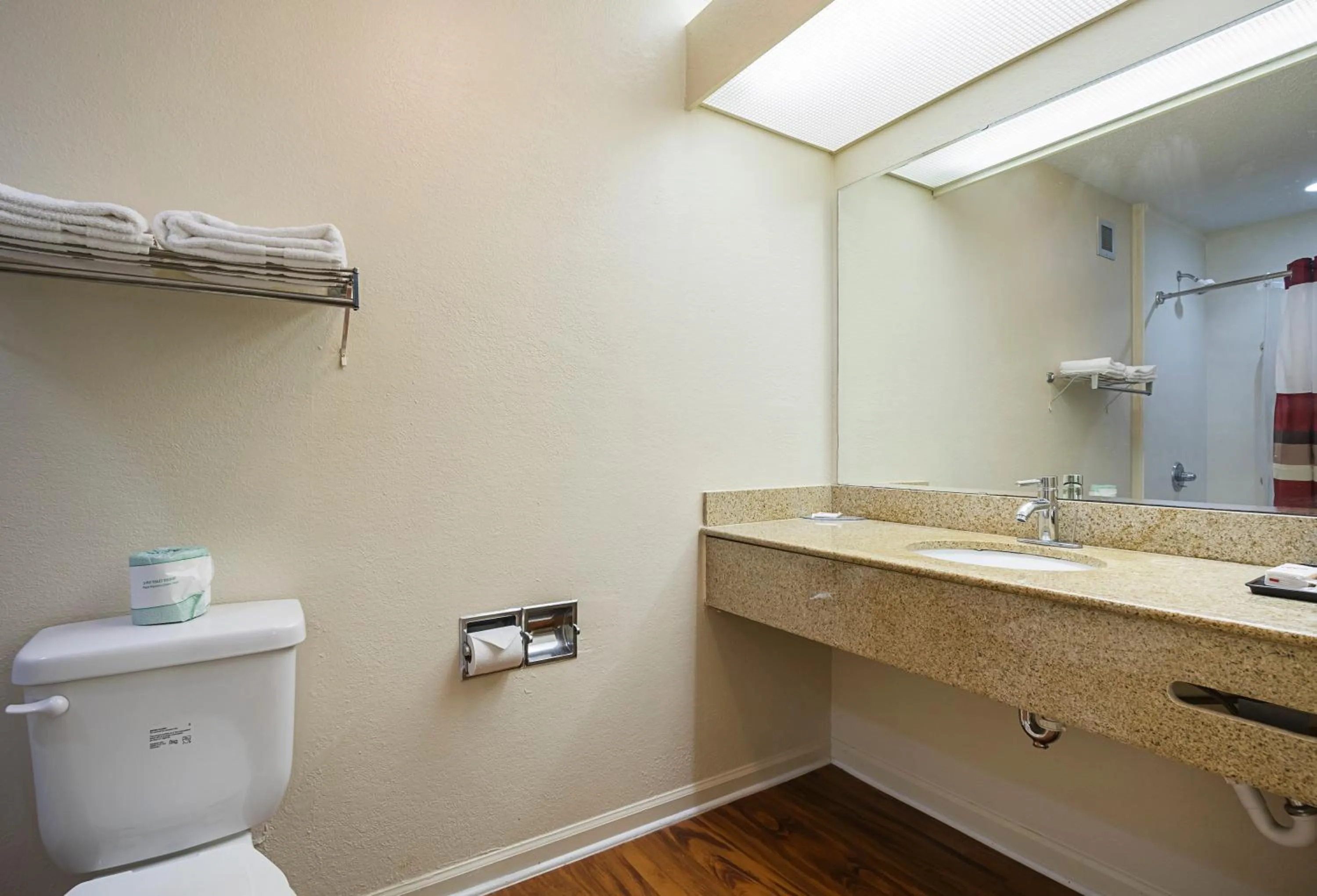 Bathroom in Red Roof Inn & Suites Scottsboro