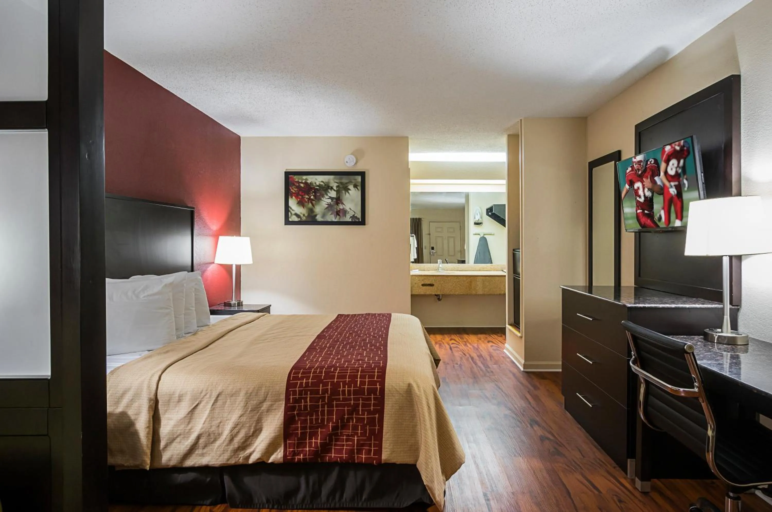 Photo of the whole room, Bed in Red Roof Inn & Suites Scottsboro