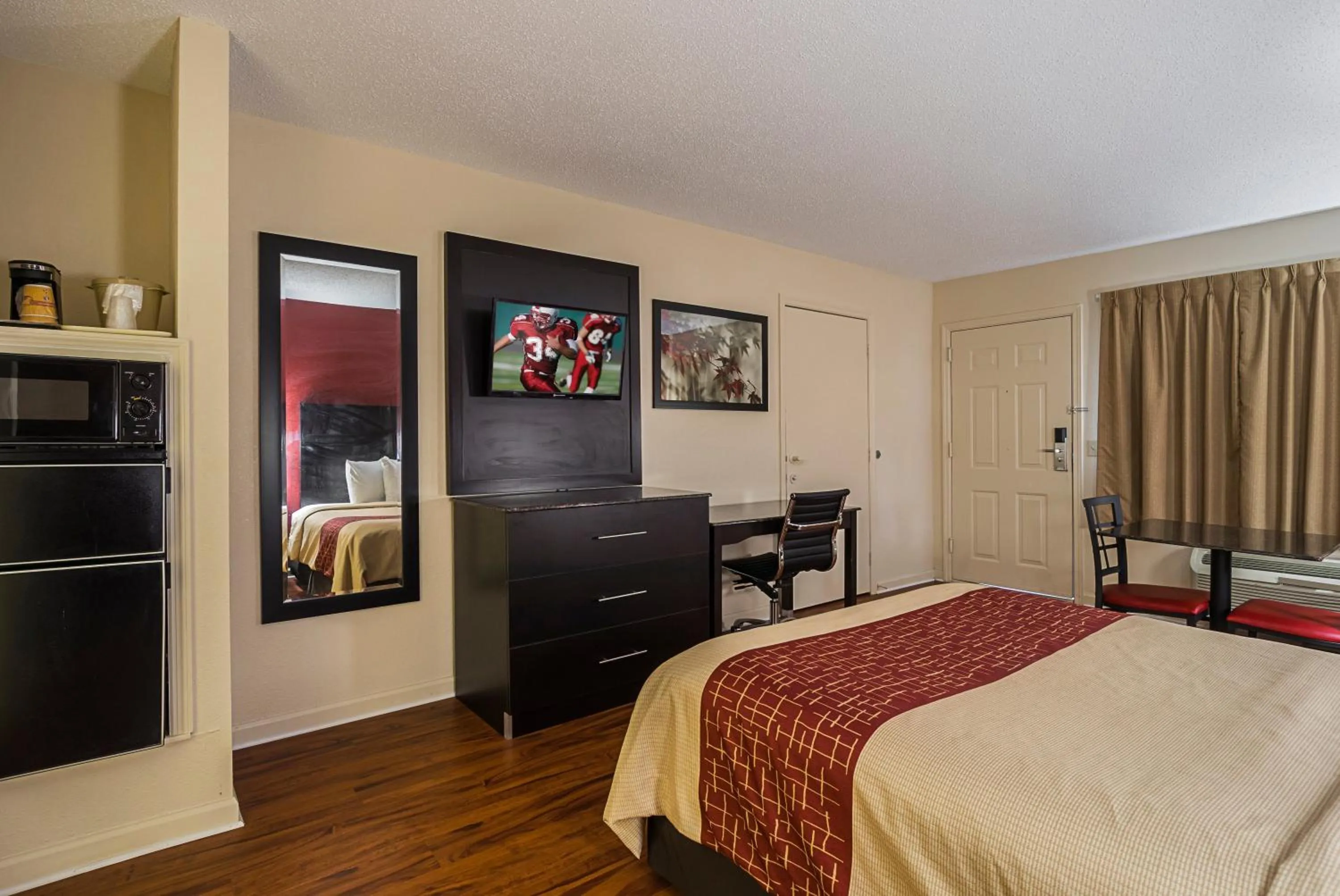 Photo of the whole room, Bed in Red Roof Inn & Suites Scottsboro
