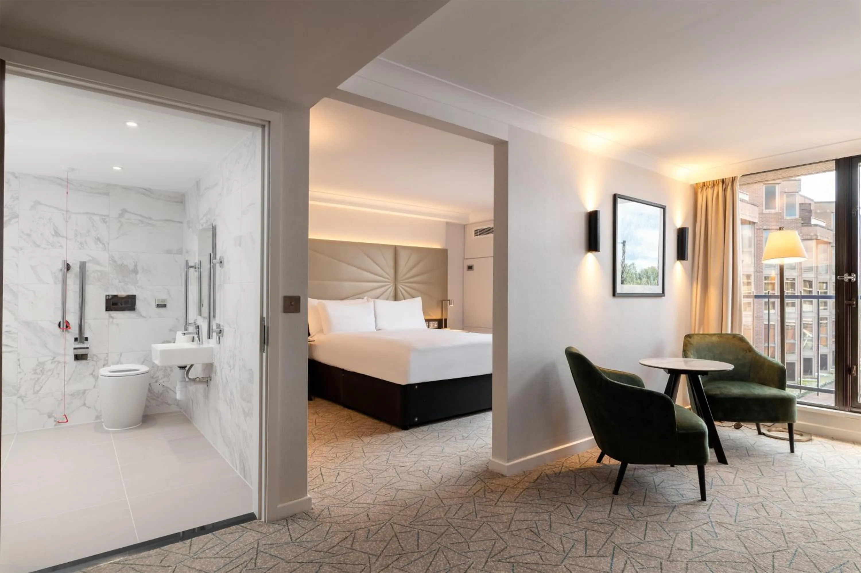 Living room, Bed in Hilton Birmingham Metropole Hotel