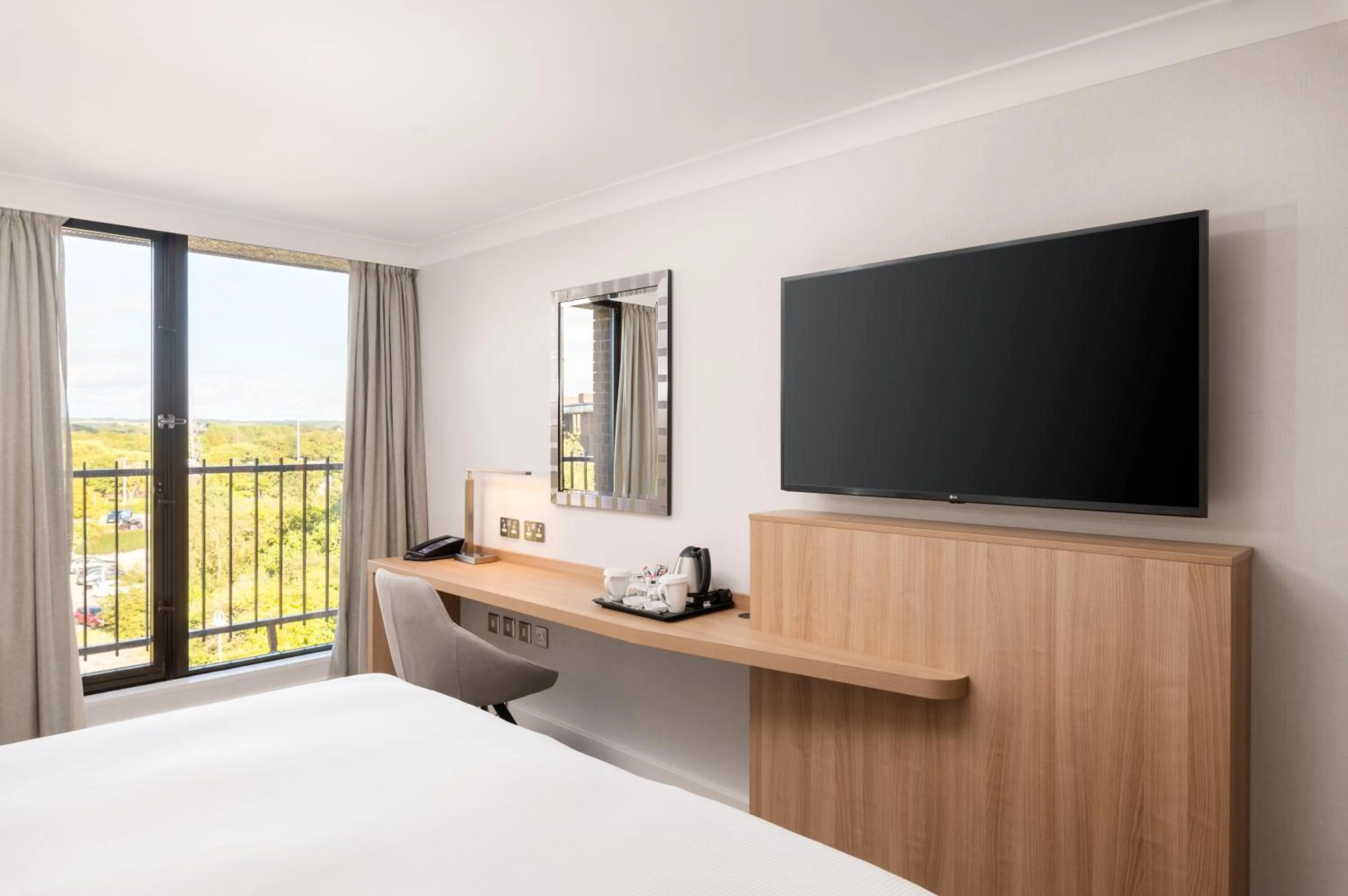 Bedroom, Bed in Hilton Birmingham Metropole Hotel