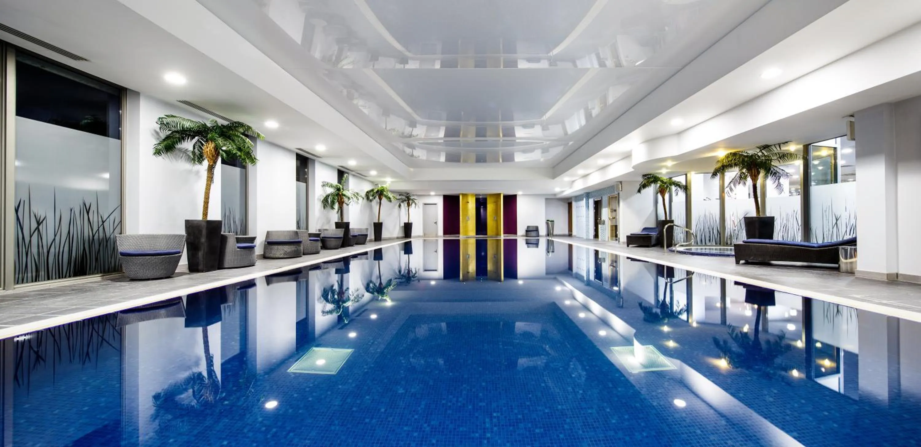 Swimming pool in Crowne Plaza Reading