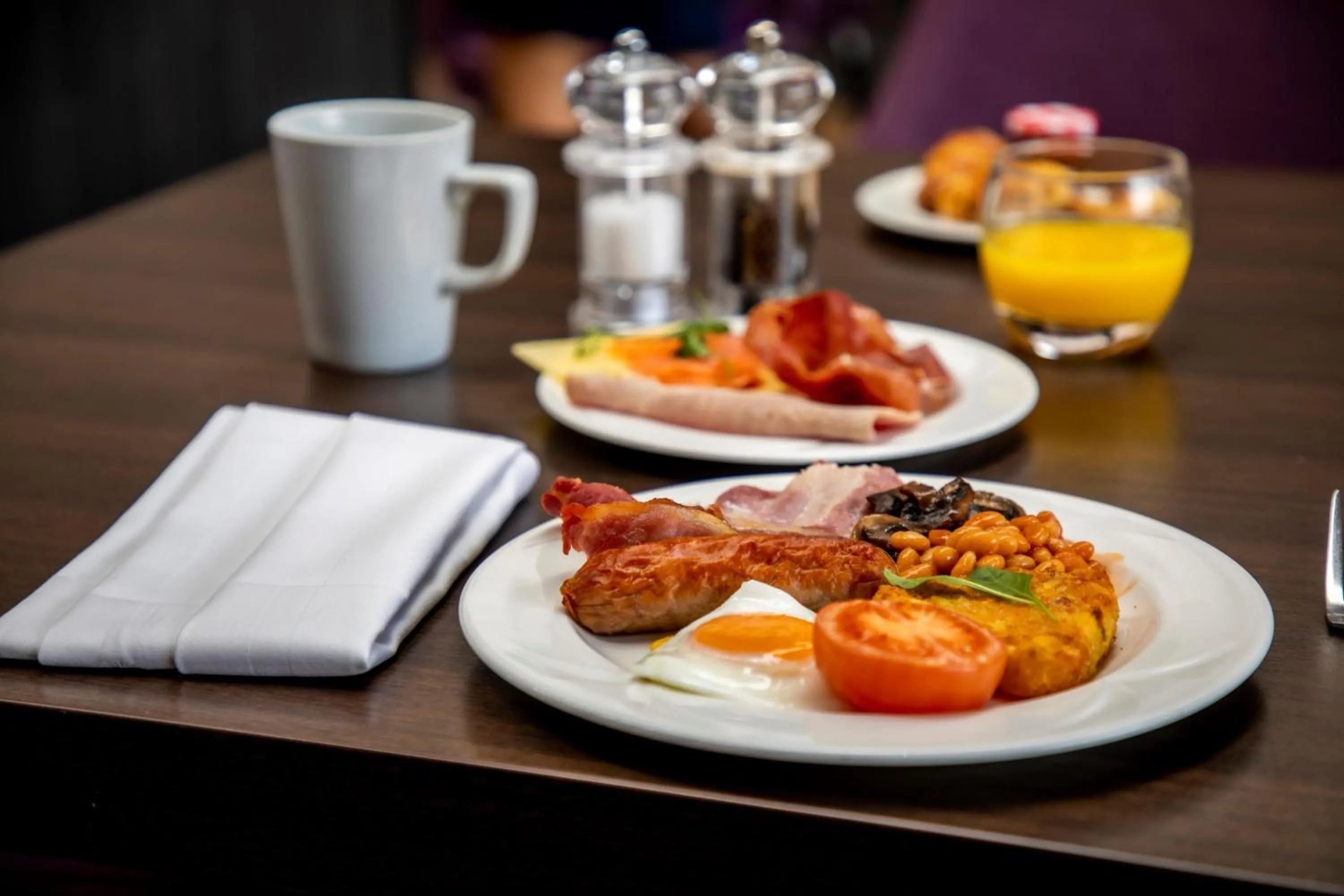 Restaurant/places to eat in Crowne Plaza Reading