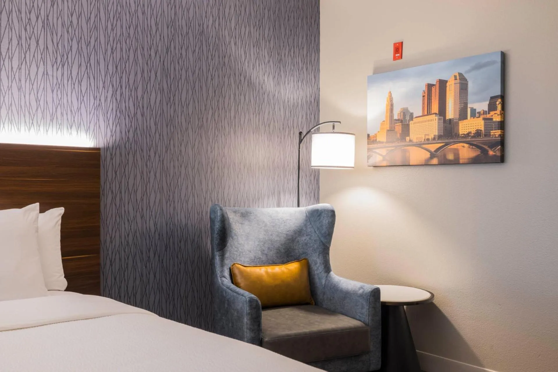 Seating area, Bed in Four Points by Sheraton Columbus-Polaris