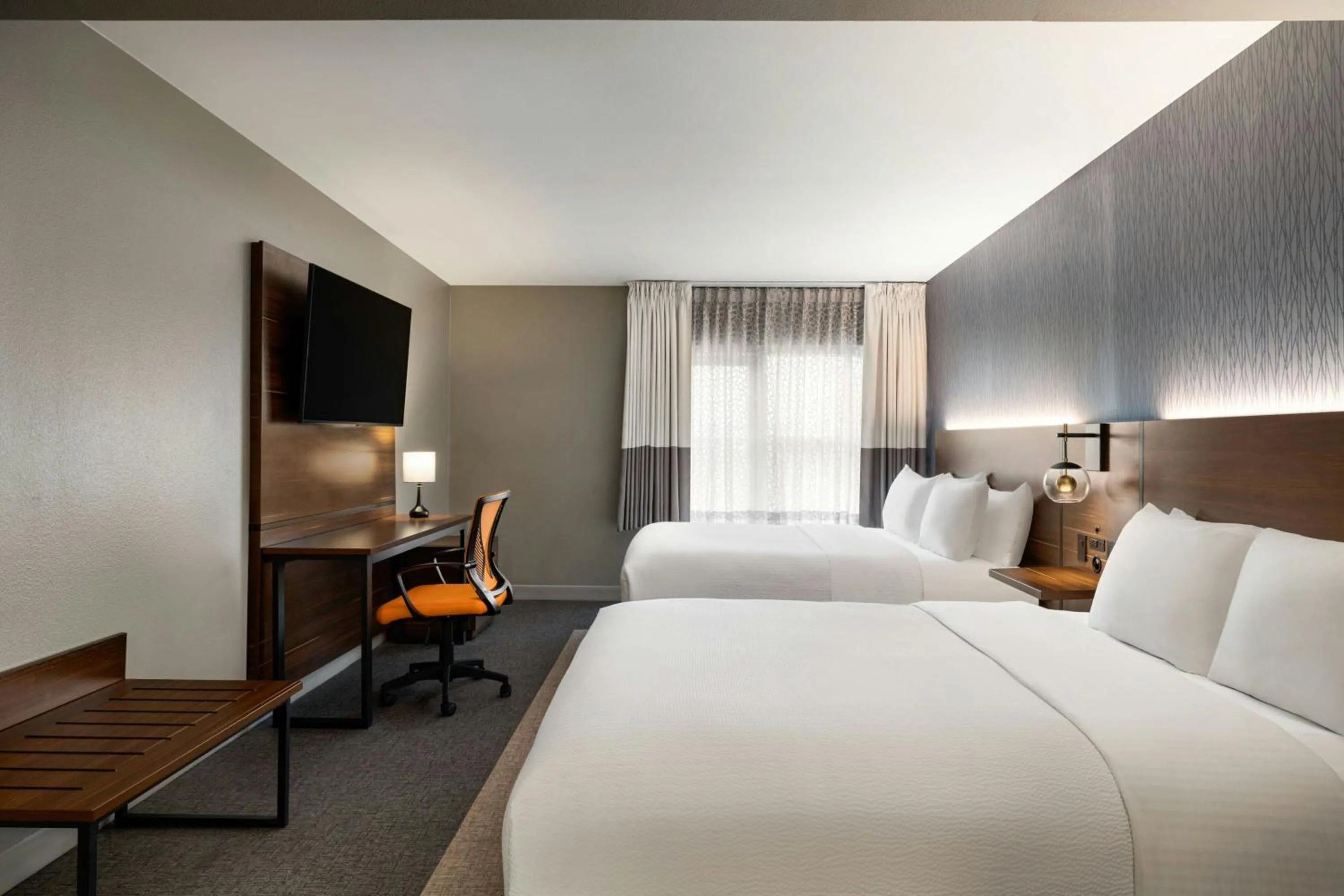 Photo of the whole room, Bed in Four Points by Sheraton Columbus-Polaris