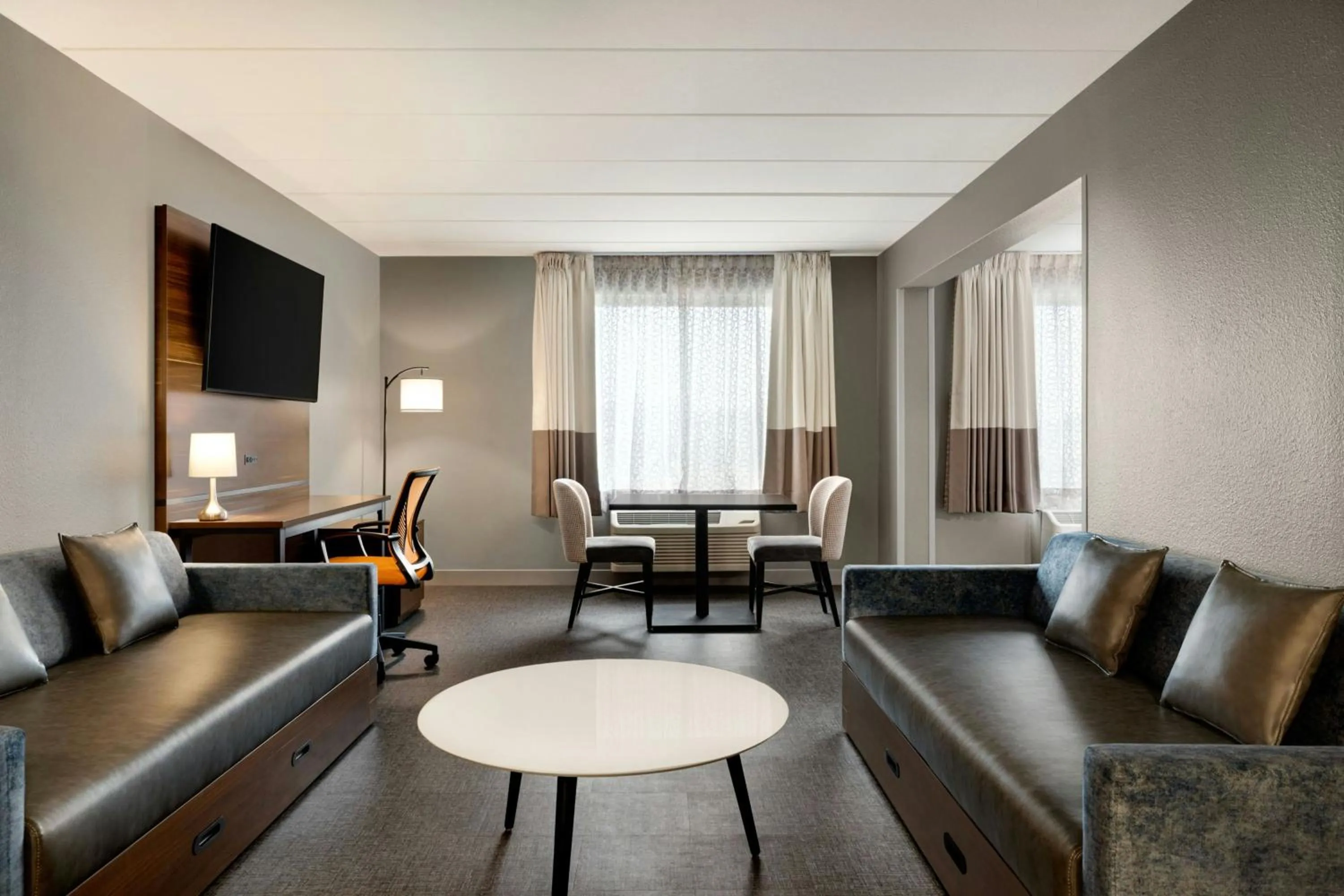 Photo of the whole room in Four Points by Sheraton Columbus-Polaris