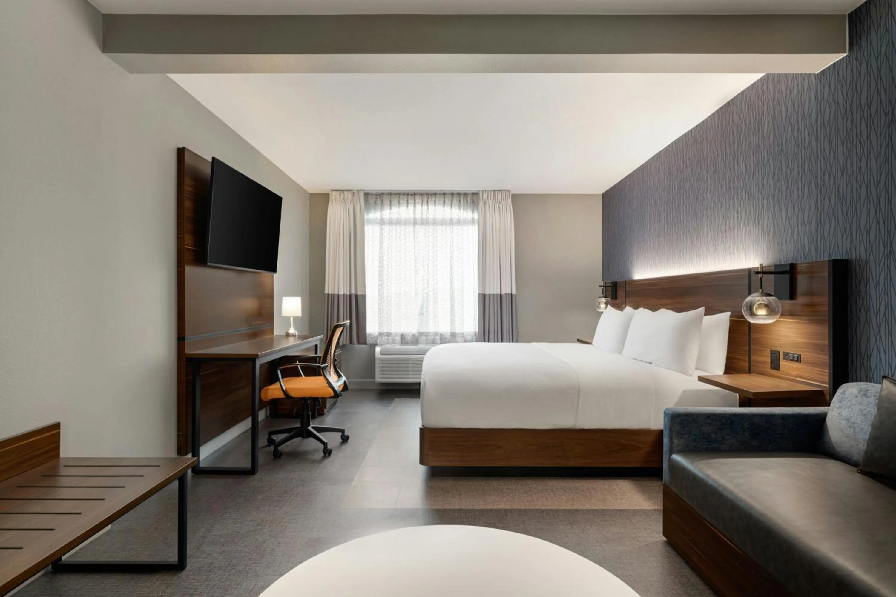 Photo of the whole room, Bed in Four Points by Sheraton Columbus-Polaris