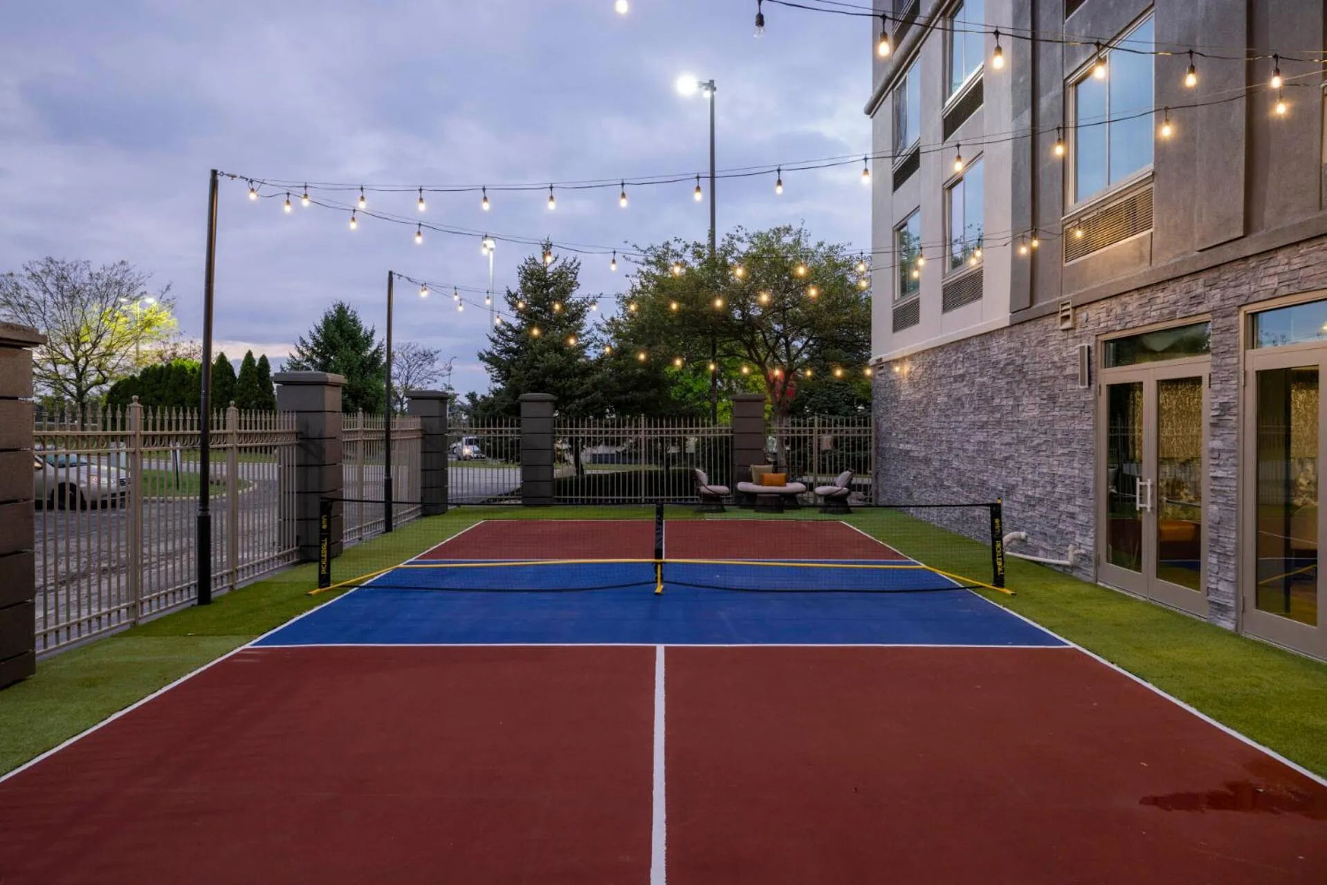 Tennis court in Four Points by Sheraton Columbus-Polaris