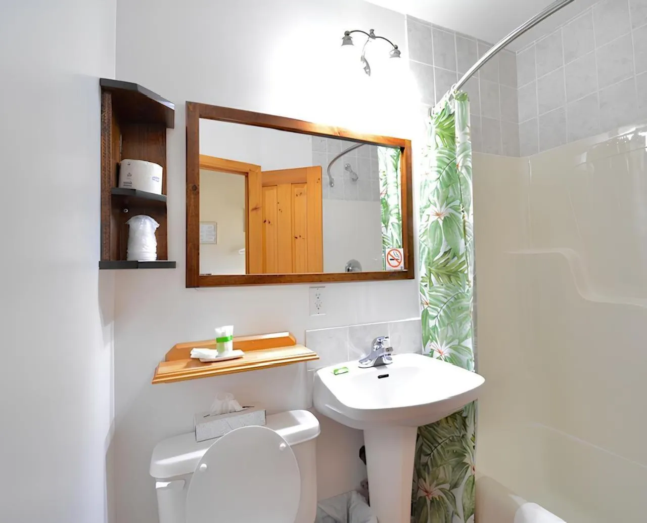 Bathroom in Dewar's Inn and Cottages