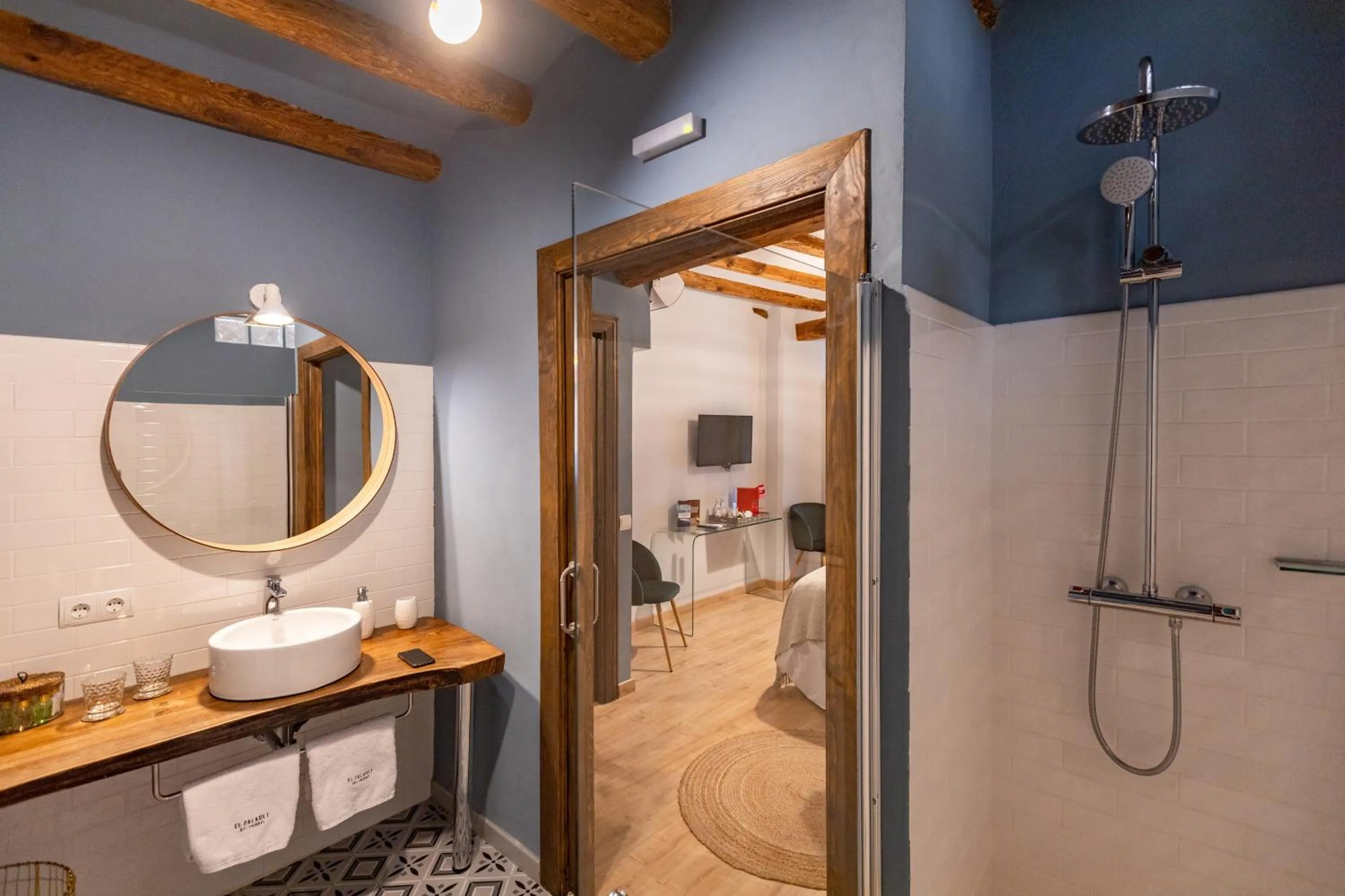 Shower in El Palauet del Priorat