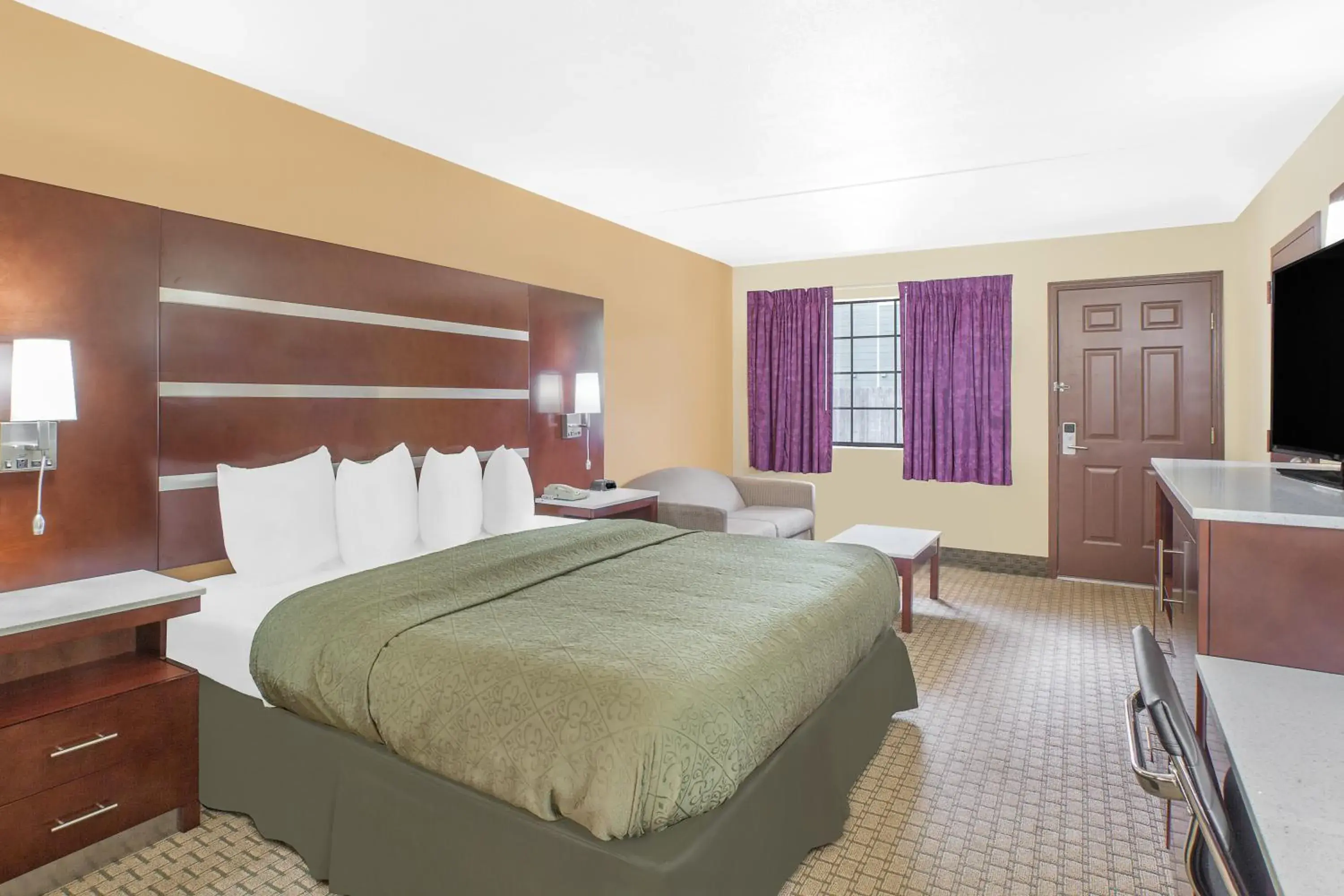 King Suite - Smoking in Days Inn by Wyndham Fayetteville King Suite - Smoking in Days Inn by Wyndham Fayetteville