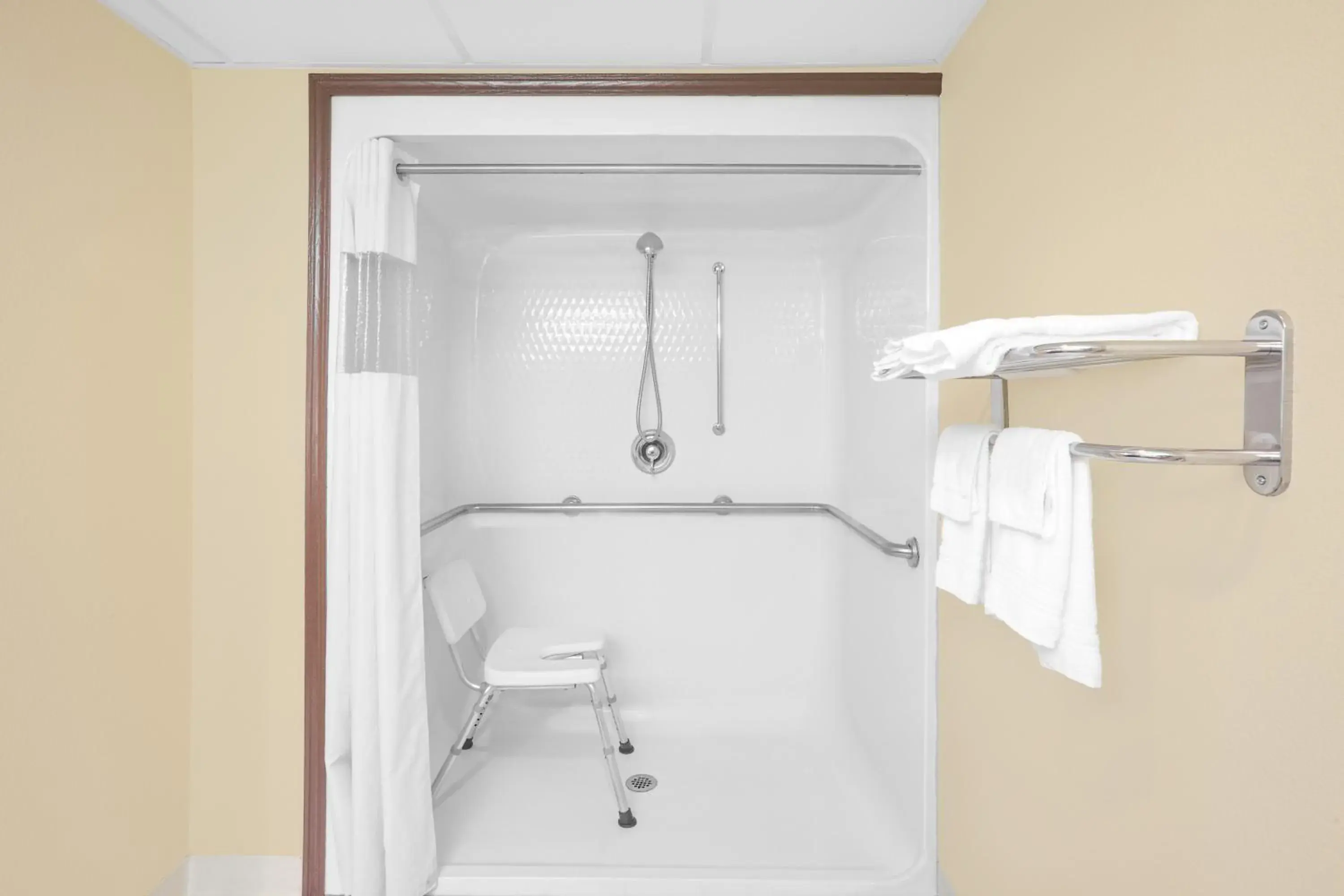 Queen Room - Disability Access- Smoking in Days Inn by Wyndham Fayetteville Queen Room - Disability Access- Smoking in Days Inn by Wyndham Fayetteville