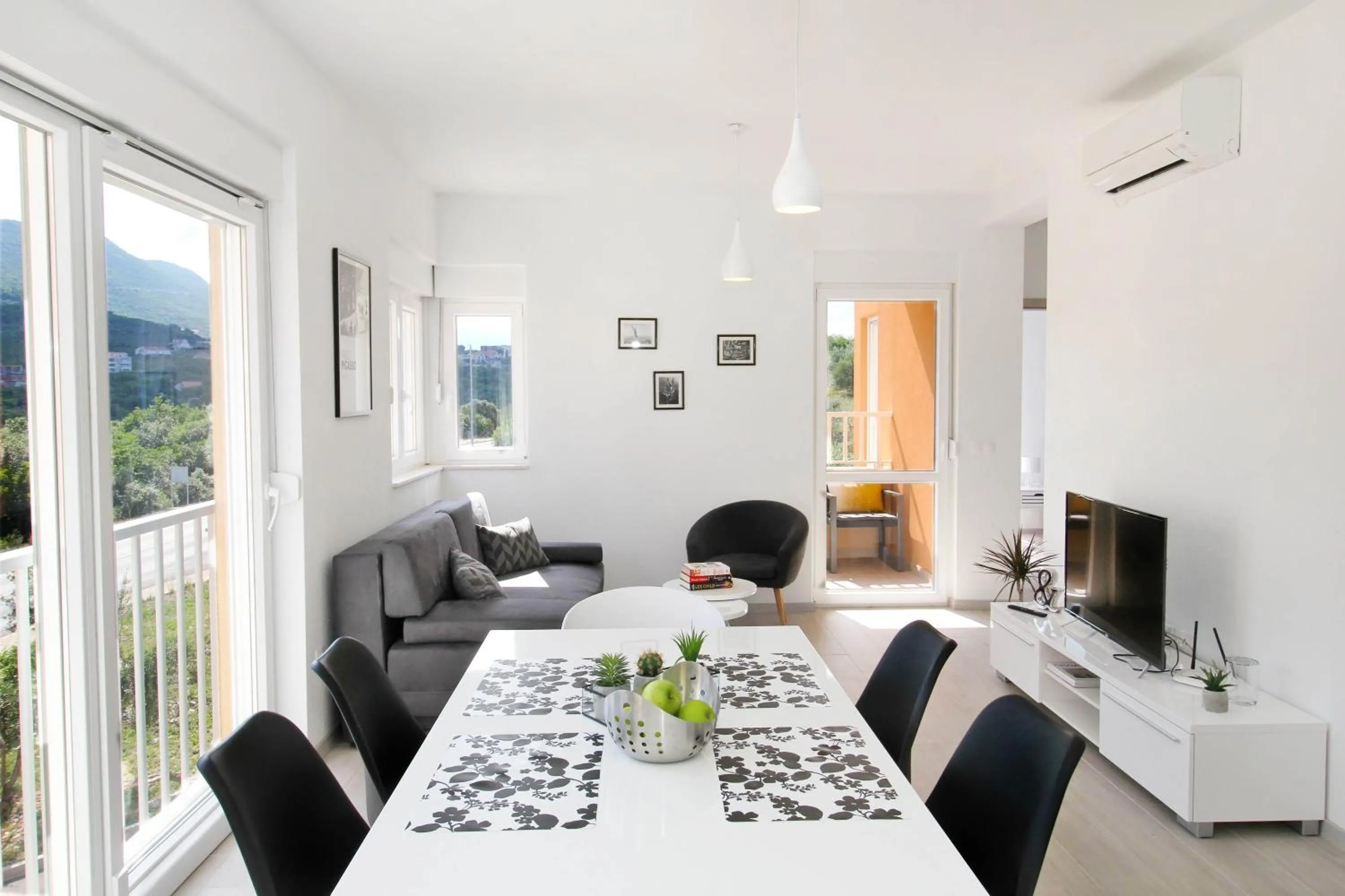 Dining area in Bacan Family Apartments