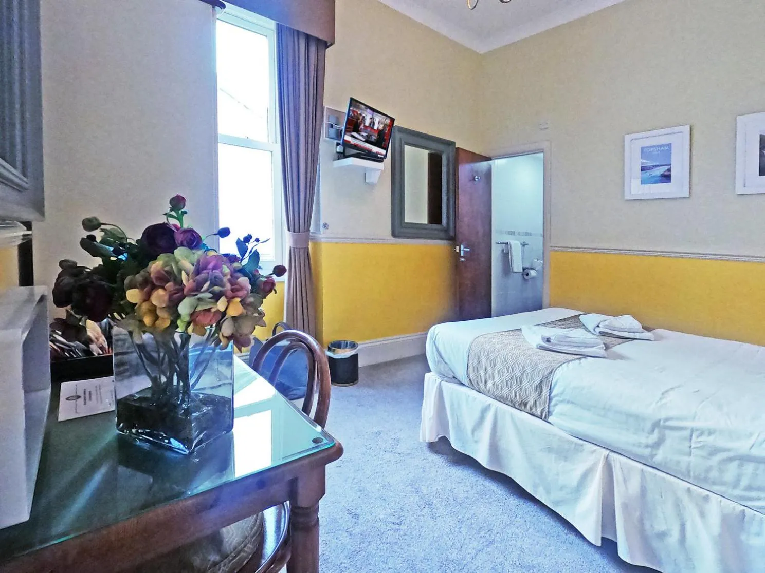 Bedroom, Bed in Riviera Lodge Hotel