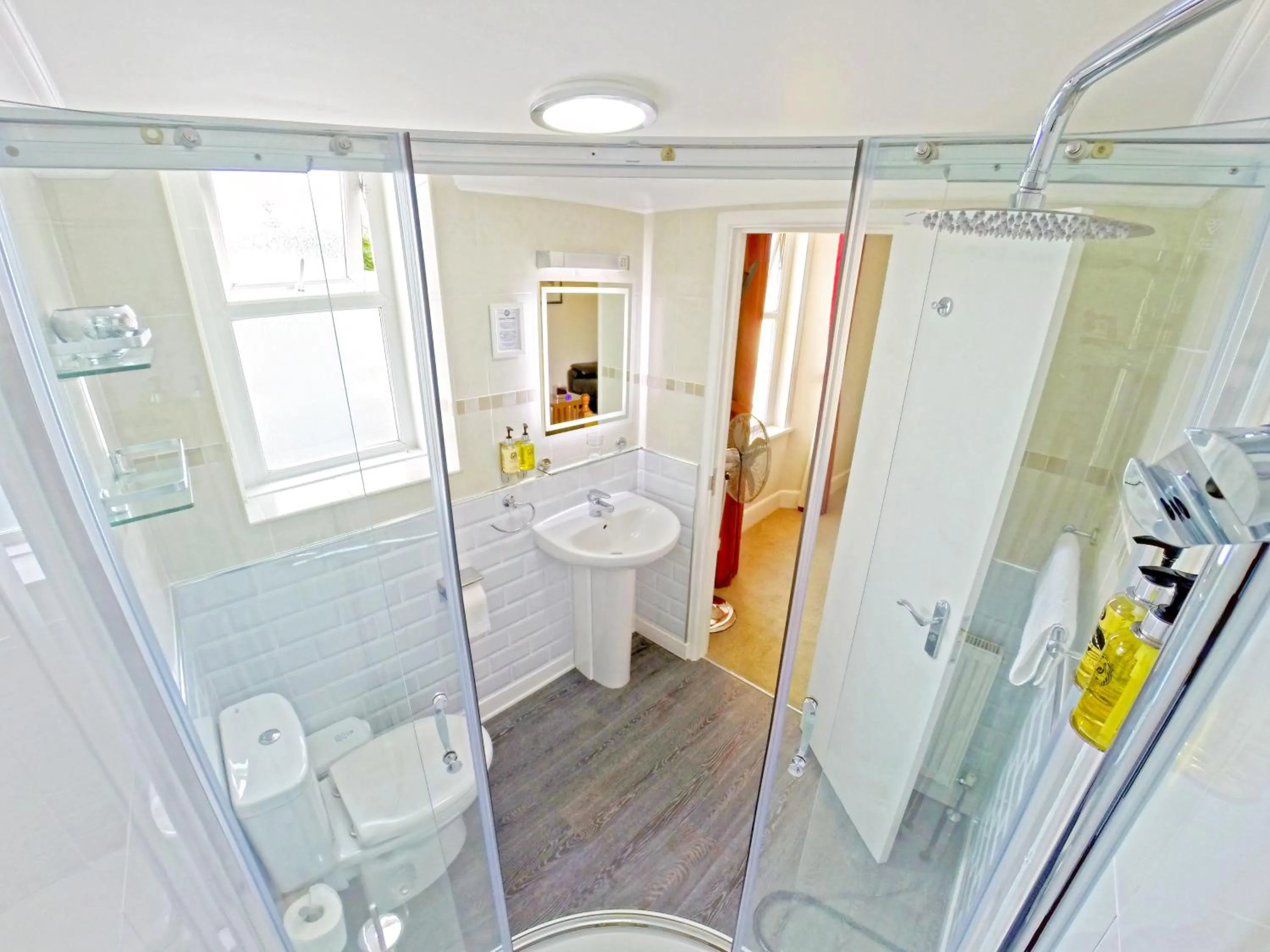 Shower in Riviera Lodge Hotel